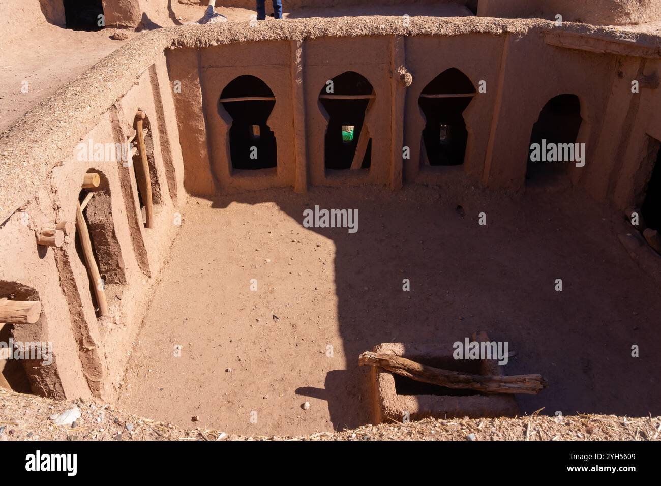 Vue d'une maison avec cour à ait Benhaddou dans la province de Ouarzazate, Maroc. Banque D'Images
