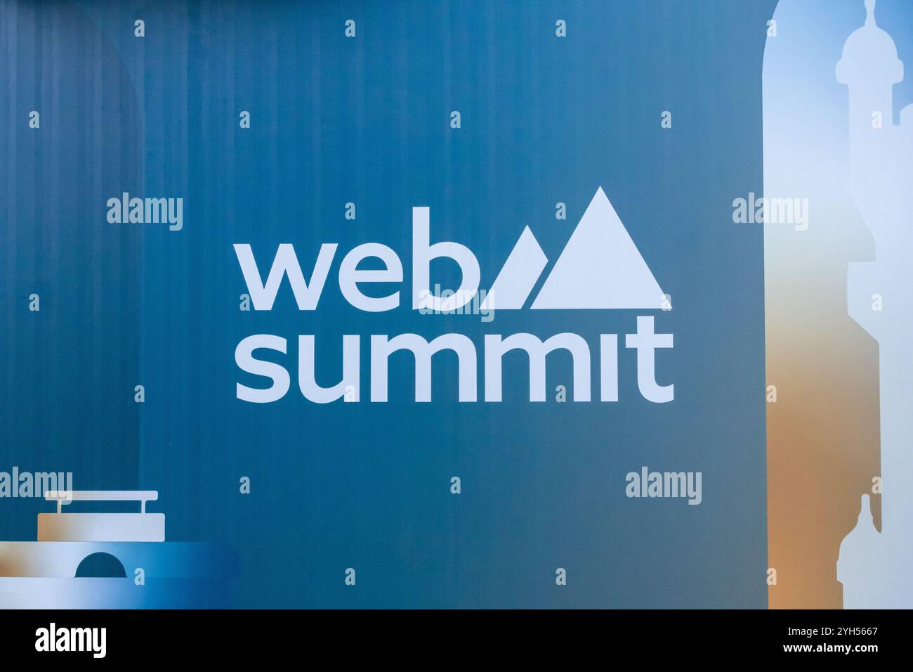 Gros plan sur le web Summit logo, une conférence technologique de premier plan organisée à lisbonne, mettant en lumière l’innovation et la mise en réseau dans le monde numérique Banque D'Images