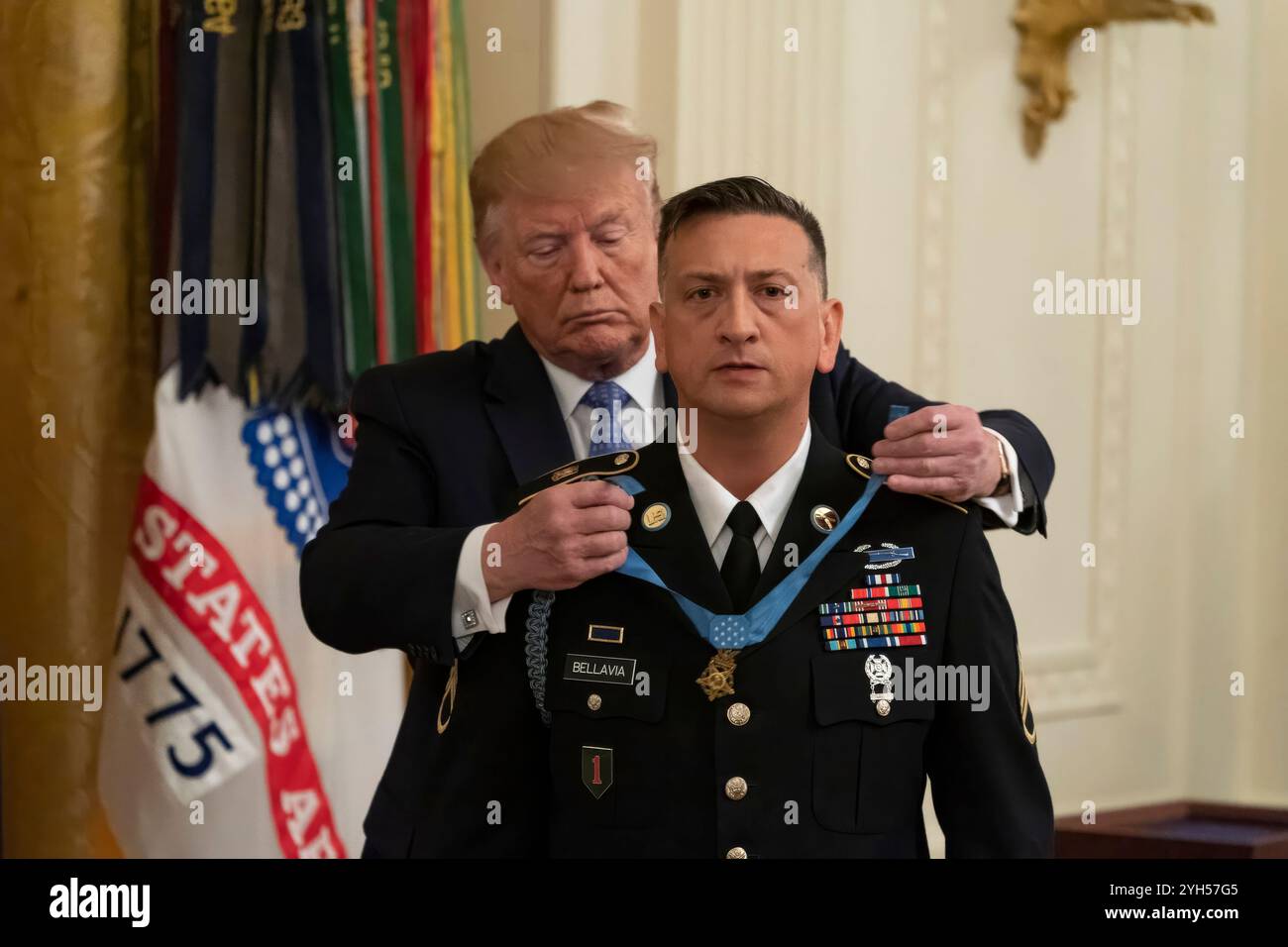 Washington, États-Unis d'Amérique. 25 juin 2019. U. Le président Donald Trump remet la médaille d'honneur au sergent d'état-major de l'armée américaine à la retraite David Bellavia lors d'une cérémonie dans la salle est de la Maison Blanche, le 25 juin 2019 à Washington, DC. Bellavia a reçu le plus grand honneur des Nations pour ses actions lors de la deuxième bataille de Falloujah. Crédit : Joyce Boghosian/White House photo/Alamy Live News Banque D'Images