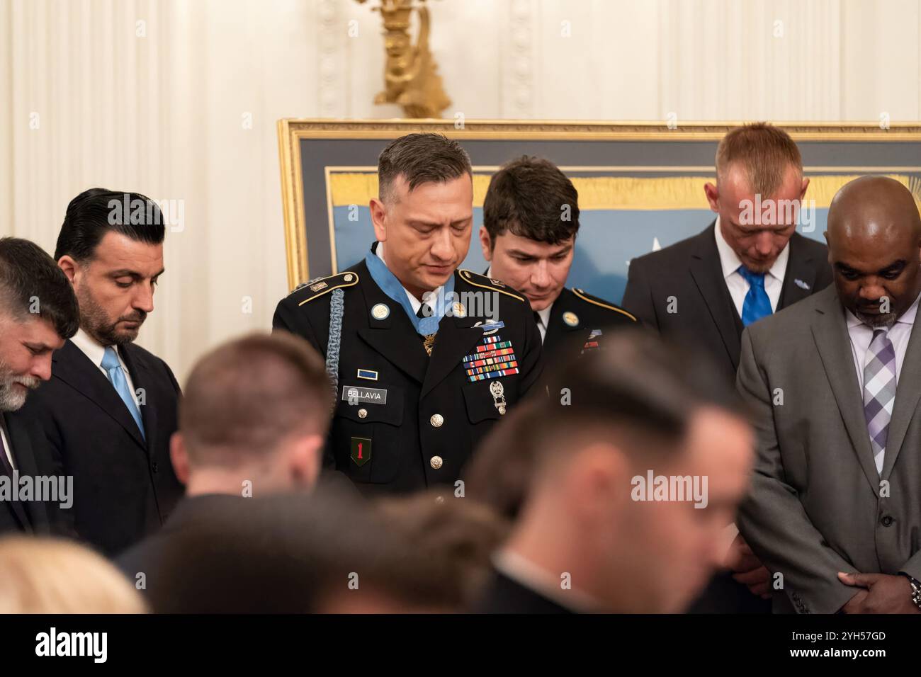 Washington, États-Unis d'Amérique. 25 juin 2019. Le sergent d'état-major de l'armée américaine David Bellavia, au centre, tient un moment de silence avec les membres de son escouade pendant la cérémonie de remise de la médaille d'honneur, dans la salle est de la Maison Blanche, le 25 juin 2019 à Washington, DC. Bellavia a reçu le plus grand honneur des Nations pour ses actions lors de la deuxième bataille de Falloujah. Crédit : Shealah Craighead/White House photo/Alamy Live News Banque D'Images