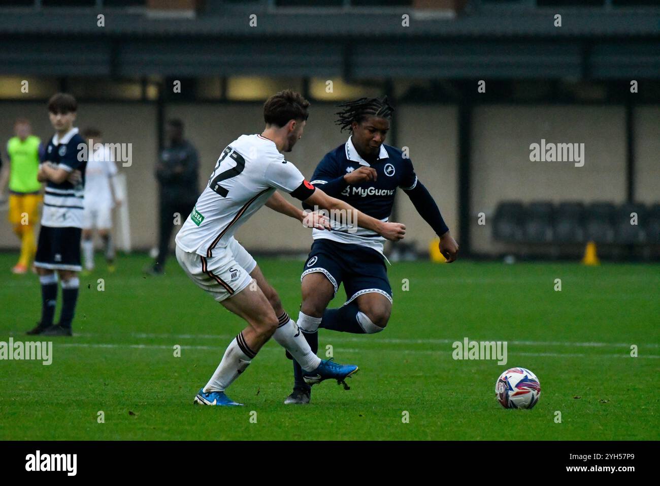 Landore, Swansea, pays de Galles. 9 novembre 2024. Jaydon Thomas-Smith de Millwall affronte Kiel Higginson de Swansea City lors du match de la Ligue de développement professionnel des moins de 18 ans entre Swansea City et Millwall au JOMA High performance Centre à Landore, Swansea, pays de Galles, Royaume-Uni le 9 novembre 2024. Crédit : Duncan Thomas/Majestic Media/Alamy Live News. Banque D'Images