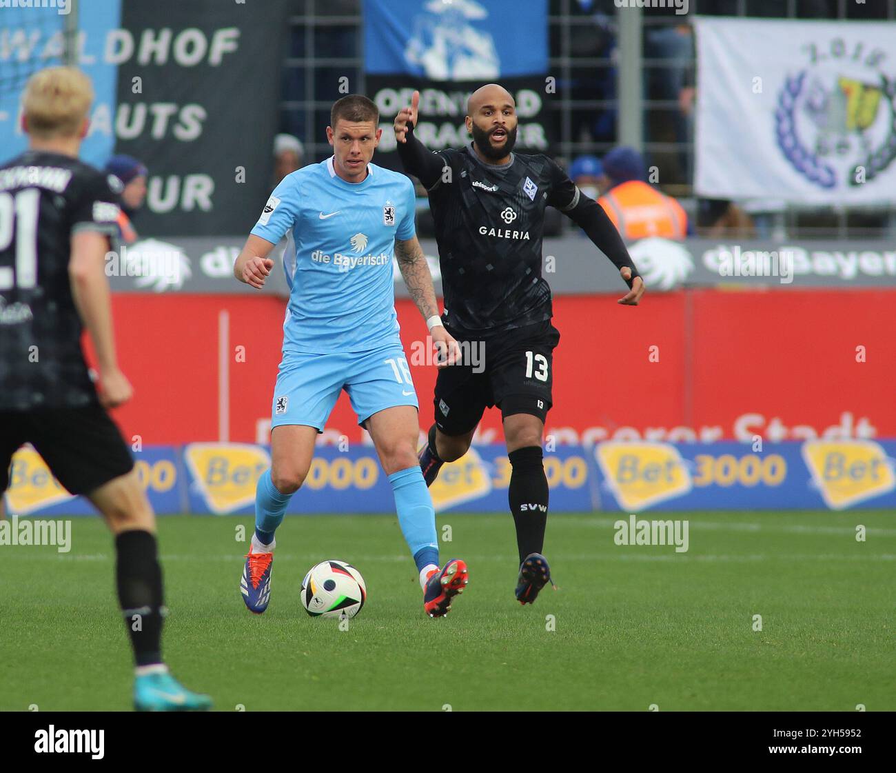 München, Deutschland, 09. Novembre 2024 : Fussball, Herren, 3.Liga, saison 2024/2025, TSV 1860 München - SV Waldhof Mannheim, Grünwalder Stadion Max Reinthaler (TSV 1860 München) (Li.) mit Terrence Boyd (SV Waldhof Mannheim) (Re.) im Zweikampf um den Ball, Angriff la réglementation DFB interdit toute utilisation de photographies comme séquences d'images et/ou quasi-vidéo Banque D'Images