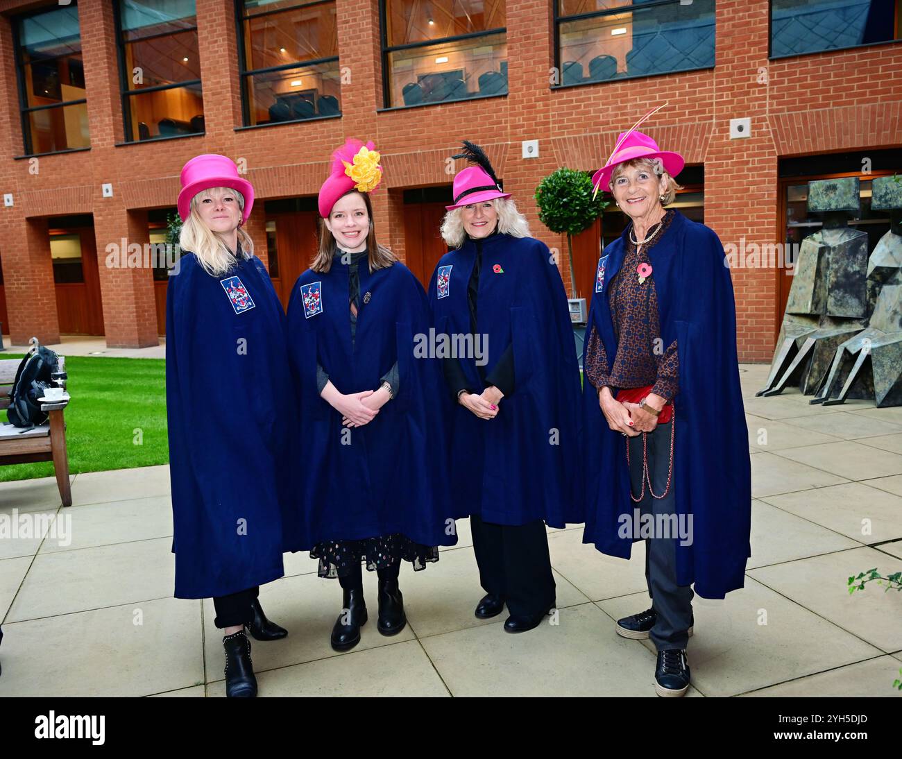 LONDRES, ROYAUME-UNI. 9 novembre 2024. Bespoke Felt Pink, Top Hat by Lock & Co à la Worshipful Company of Feltmakers, Zunft zur Waag et le ZURICH City police Band assistent au défilé Lord Mayor's Show en 2024 à Londres, au Royaume-Uni. (Photo de 李世惠/Voir Li/Picture Capital) crédit : Voir Li/Picture Capital/Alamy Live News Banque D'Images
