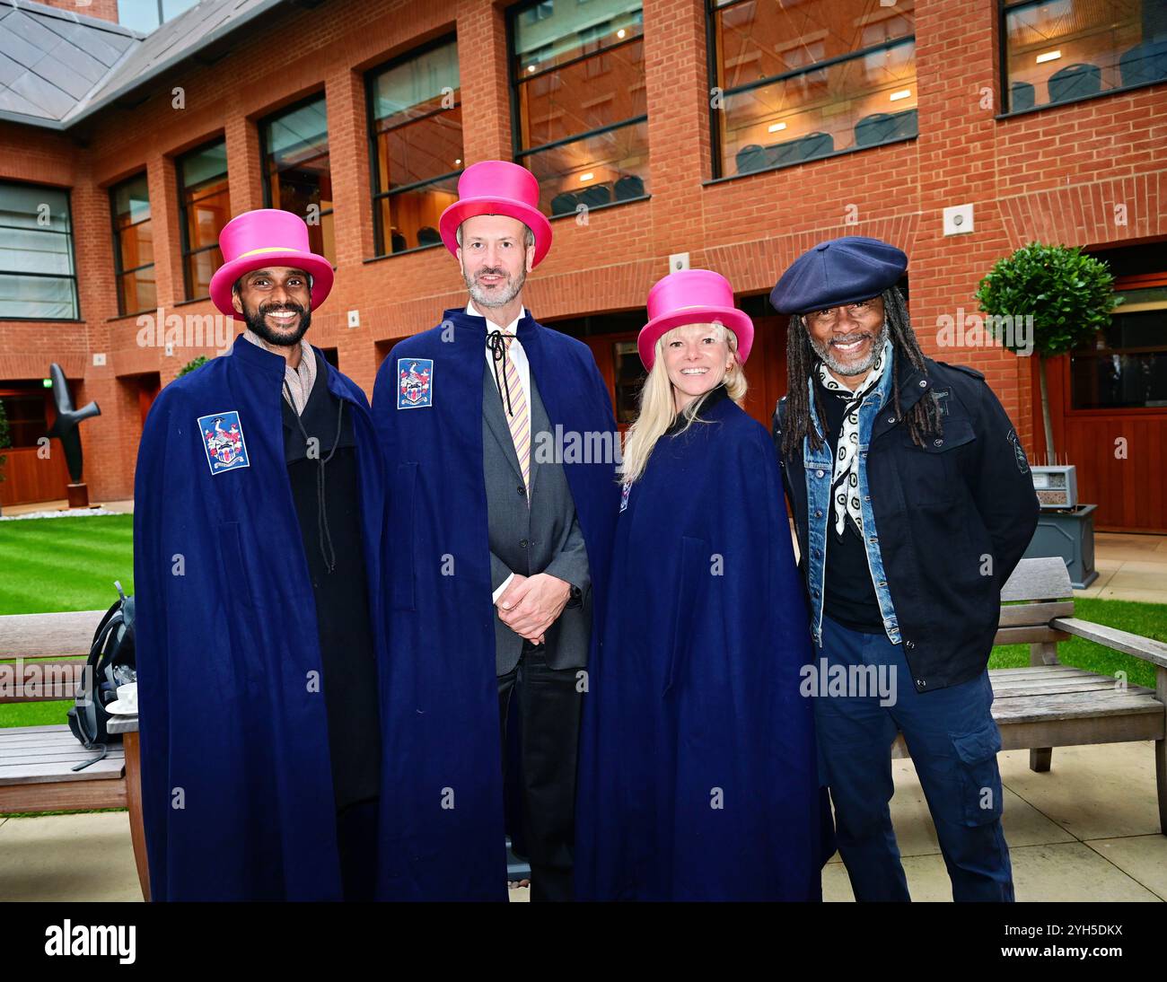 LONDRES, ROYAUME-UNI. 9 novembre 2024. Emma Heal, Danny Clarke R à l Bespoke Felt Pink, Top Hat by Lock & Co à la Worshipful Company of Feltmakers, Zunft zur Waag et le ZURICH City police Band assistent au défilé Lord Mayor's Show en 2024 à Londres, au Royaume-Uni. (Photo de 李世惠/Voir Li/Picture Capital) crédit : Voir Li/Picture Capital/Alamy Live News Banque D'Images