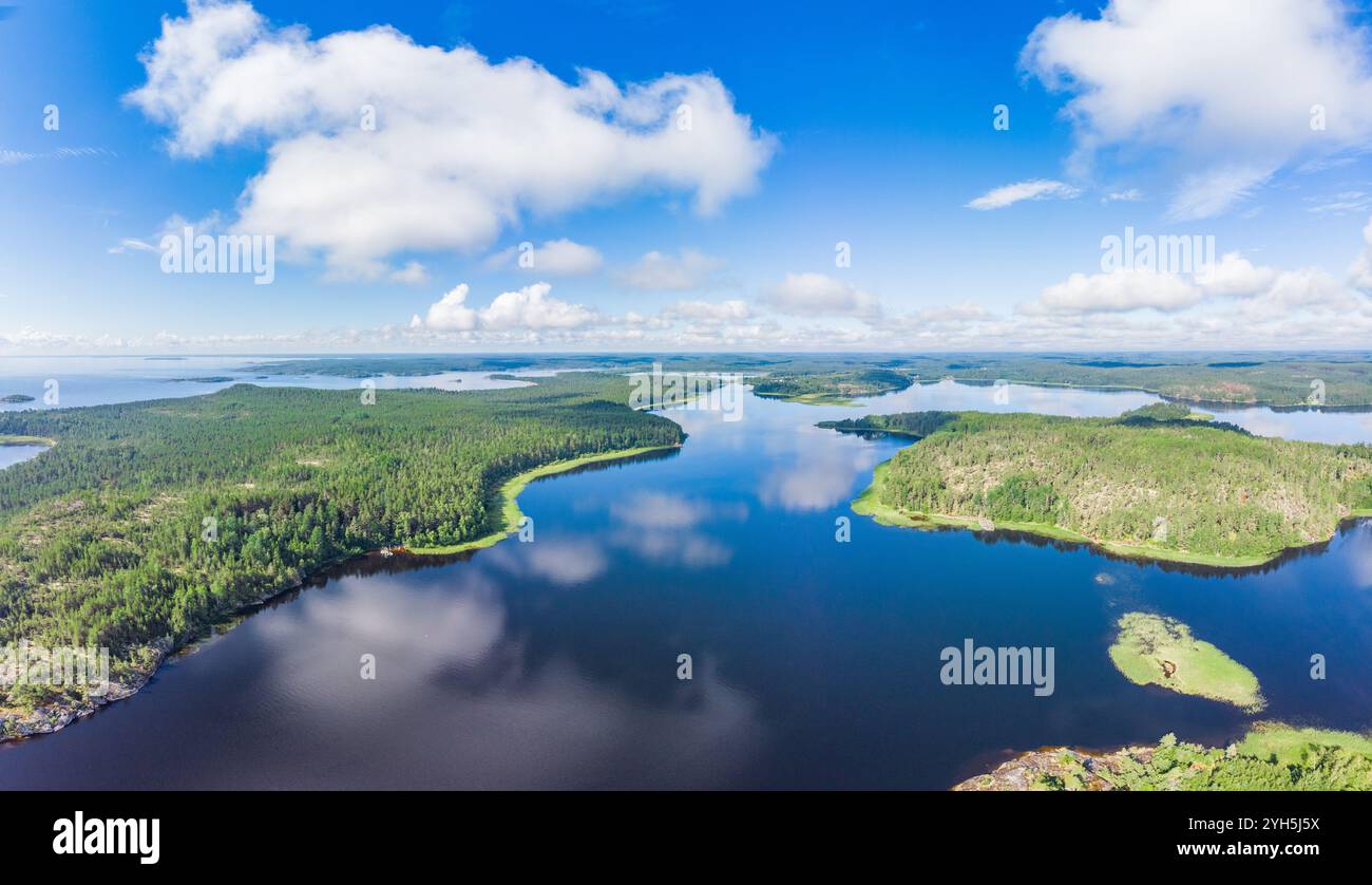 Vue aérienne de dessus de l'île Kilpola envahie par des arbres clairsemés en été jour ensoleillé. Lac Skerries Ladoga composé de 650 îles rocheuses et falaise abrupte Banque D'Images