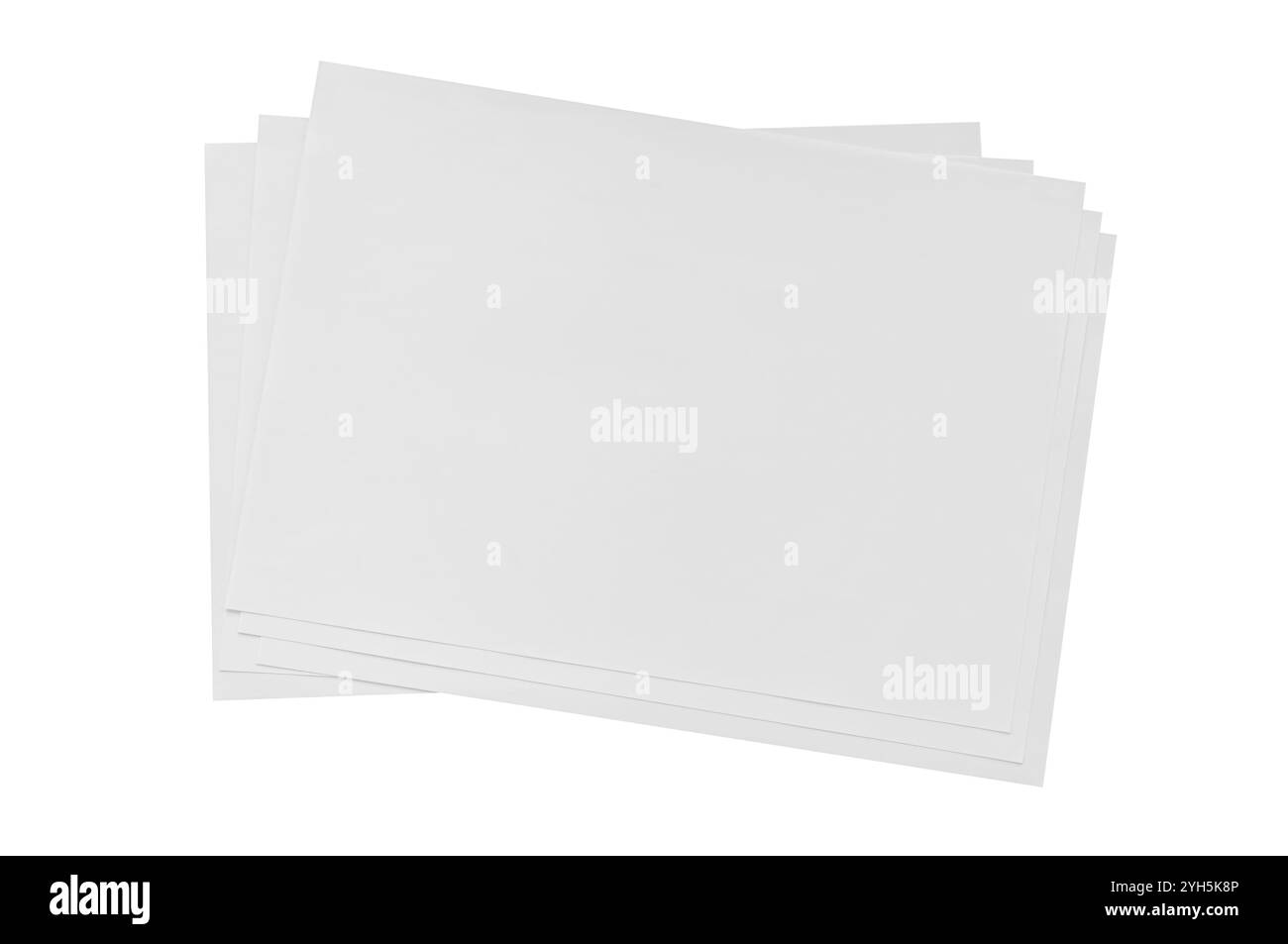 Pile de feuilles de papier vierges prêtes pour divers projets d'art et d'écriture dans un environnement de travail minimaliste. Isolé Banque D'Images