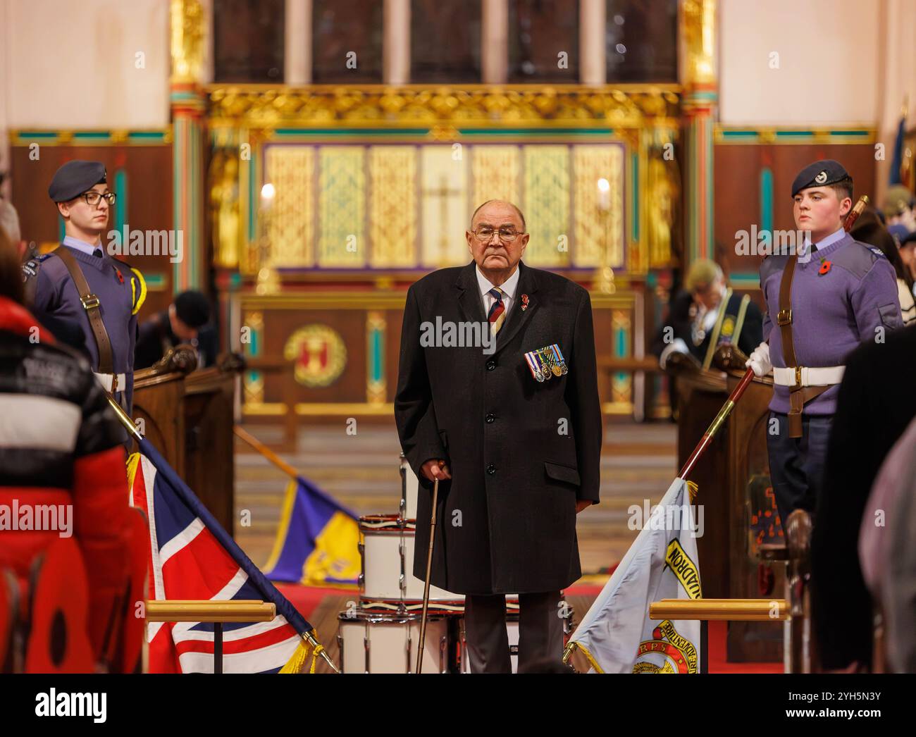 Warrington, Cheshire, Angleterre, Royaume-Uni. 09 novembre 2024. Le festival annuel du souvenir a lieu à l'intérieur de l'église paroissiale St Elphin. Ce fut une soirée pour se souvenir et honorer le service et le sacrifice de nos forces armées dans les conflits mondiaux. Le lieutenant-colonel l Taylor-Duff TD cite l'épitaphe de Kohima : « quand vous rentrez chez vous, dites-leur de nous et dites, pour votre demain, nous avons donné notre aujourd'hui. » Crédit : John Hopkins/Alamy Live News Banque D'Images