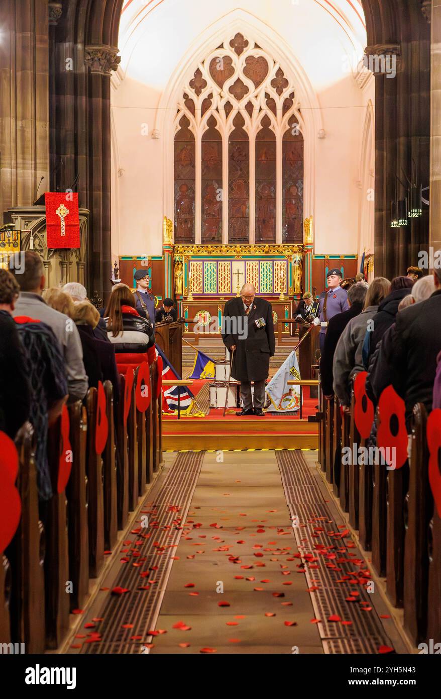 Warrington, Cheshire, Angleterre, Royaume-Uni. 09 novembre 2024. Le festival annuel du souvenir a lieu à l'intérieur de l'église paroissiale St Elphin. Ce fut une soirée pour se souvenir et honorer le service et le sacrifice de nos forces armées dans les conflits mondiaux. Le lieutenant-colonel l Taylor-Duff TD cite l'épitaphe de Kohima : « quand vous rentrez chez vous, dites-leur de nous et dites, pour votre demain, nous avons donné notre aujourd'hui. » Crédit : John Hopkins/Alamy Live News Banque D'Images