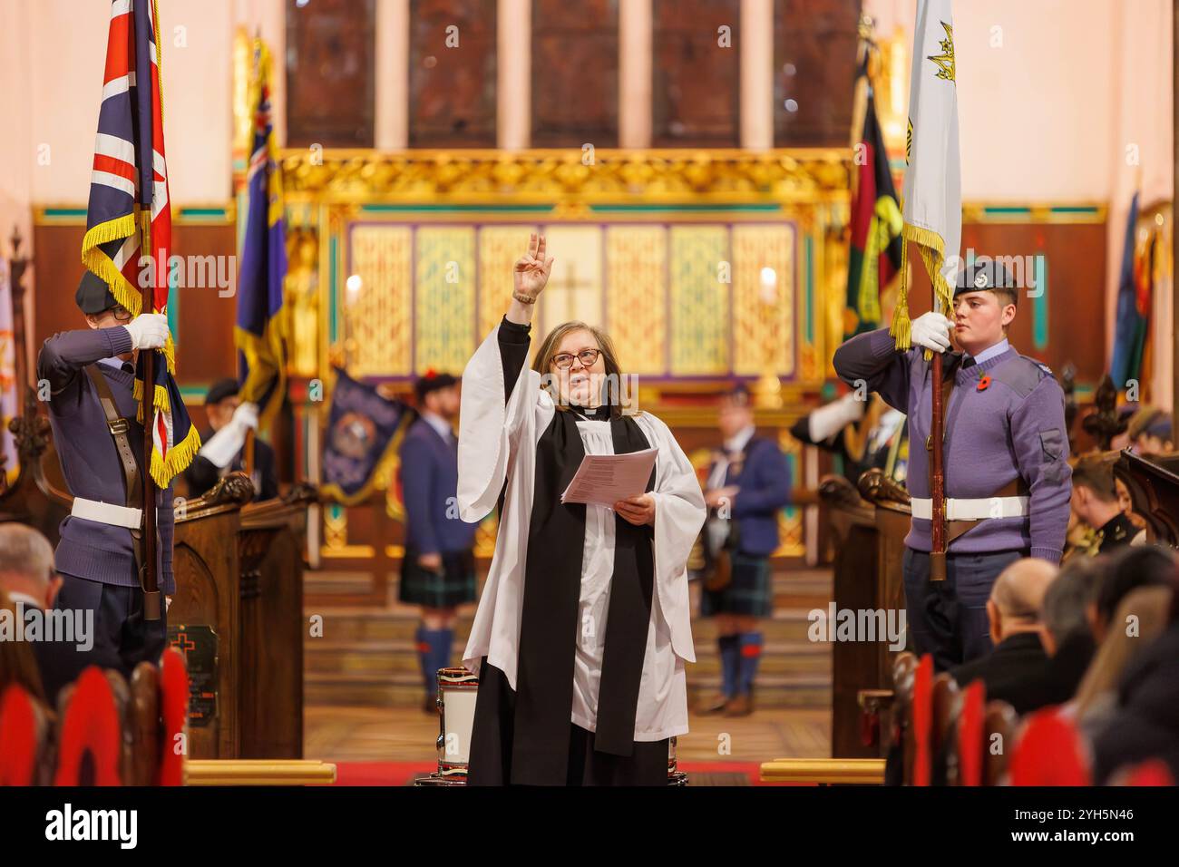 Warrington, Cheshire, Angleterre, Royaume-Uni. 09 novembre 2024. Le festival annuel du souvenir a lieu à l'intérieur de l'église paroissiale St Elphin. Ce fut une soirée pour se souvenir et honorer le service et le sacrifice de nos forces armées dans les conflits mondiaux. Le révérend Debbie Lovatt fait une bénédiction à la fin du service. Crédit : John Hopkins/Alamy Live News Banque D'Images