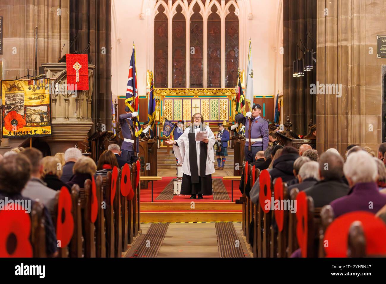Warrington, Cheshire, Angleterre, Royaume-Uni. 09 novembre 2024. Le festival annuel du souvenir a lieu à l'intérieur de l'église paroissiale St Elphin. Ce fut une soirée pour se souvenir et honorer le service et le sacrifice de nos forces armées dans les conflits mondiaux. Le révérend Debbie Lovatt fait une bénédiction à la fin du service. Crédit : John Hopkins/Alamy Live News Banque D'Images