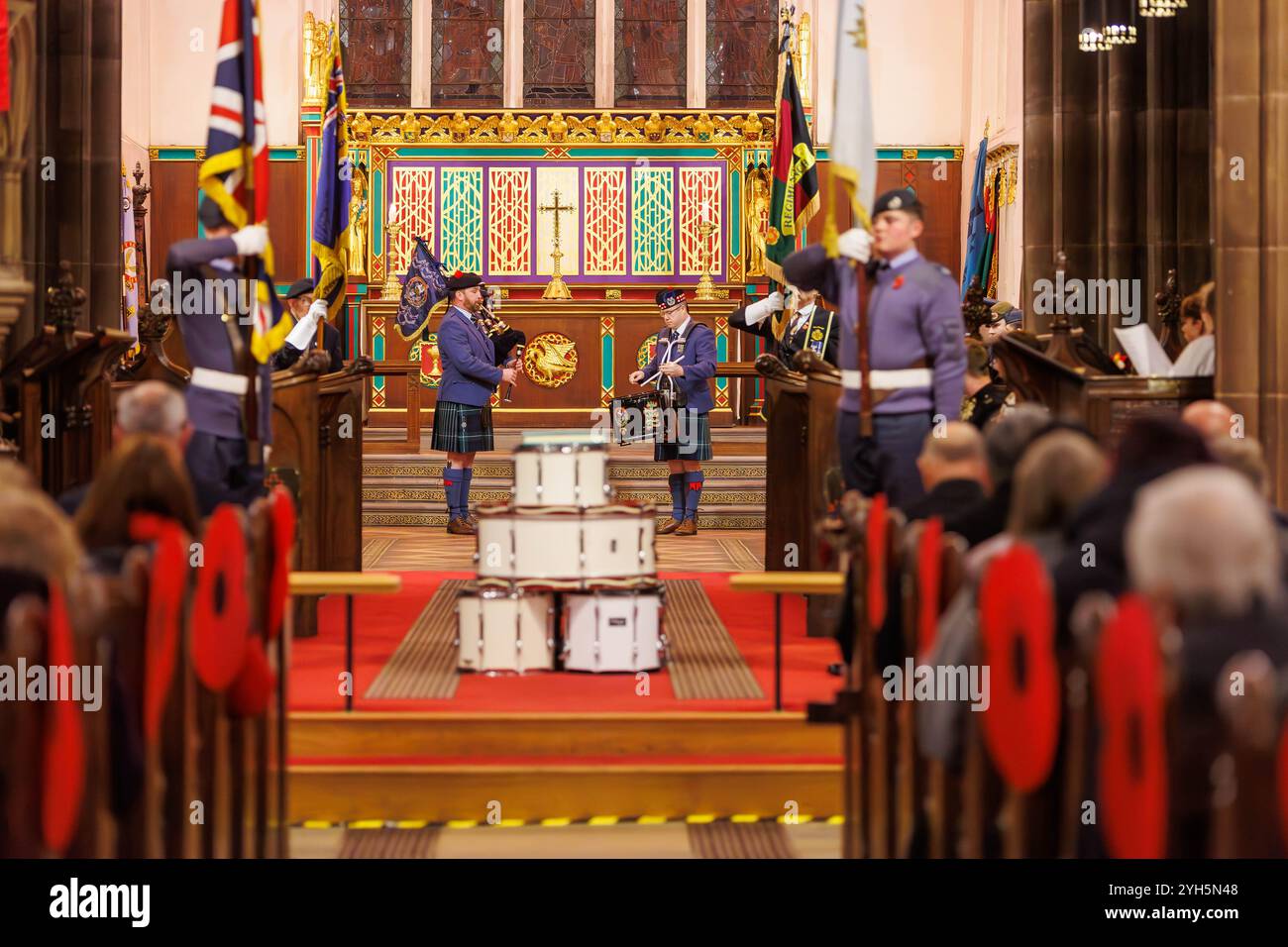 Warrington, Cheshire, Angleterre, Royaume-Uni. 09 novembre 2024. Le festival annuel du souvenir a lieu à l'intérieur de l'église paroissiale St Elphin. Ce fut une soirée pour se souvenir et honorer le service et le sacrifice de nos forces armées dans les conflits mondiaux. Un joueur de cornemuse et un batteur jouent « Highland Cathedral » après la cérémonie de la tête de tambour. Crédit : John Hopkins/Alamy Live News Banque D'Images
