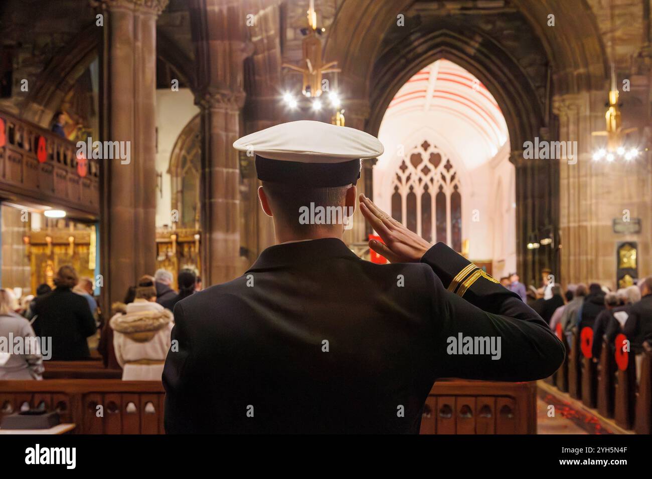 Warrington, Cheshire, Angleterre, Royaume-Uni. 09 novembre 2024. Le festival annuel du souvenir a lieu à l'intérieur de l'église paroissiale St Elphin. Ce fut une soirée pour se souvenir et honorer le service et le sacrifice de nos forces armées dans les conflits mondiaux. Officier salue dans le respect pour ceux qui sont tombés dans les guerres. Crédit : John Hopkins/Alamy Live News Banque D'Images