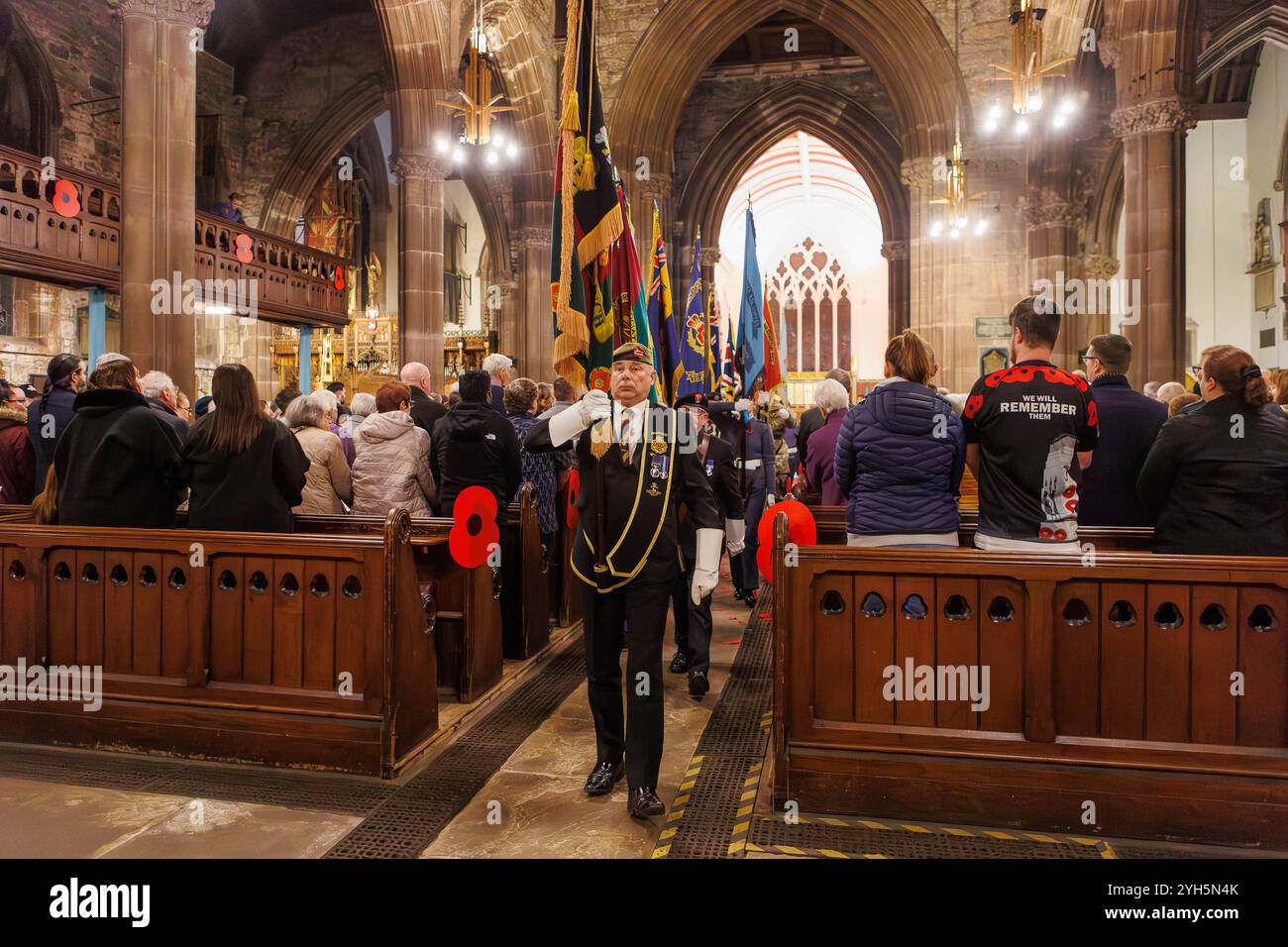 Warrington, Cheshire, Angleterre, Royaume-Uni. 09 novembre 2024. Le festival annuel du souvenir a lieu à l'intérieur de l'église paroissiale St Elphin. Ce fut une soirée pour se souvenir et honorer le service et le sacrifice de nos forces armées dans les conflits mondiaux. Le défilé des étalons descend l'allée centrale à la fin du service. Crédit : John Hopkins/Alamy Live News Banque D'Images