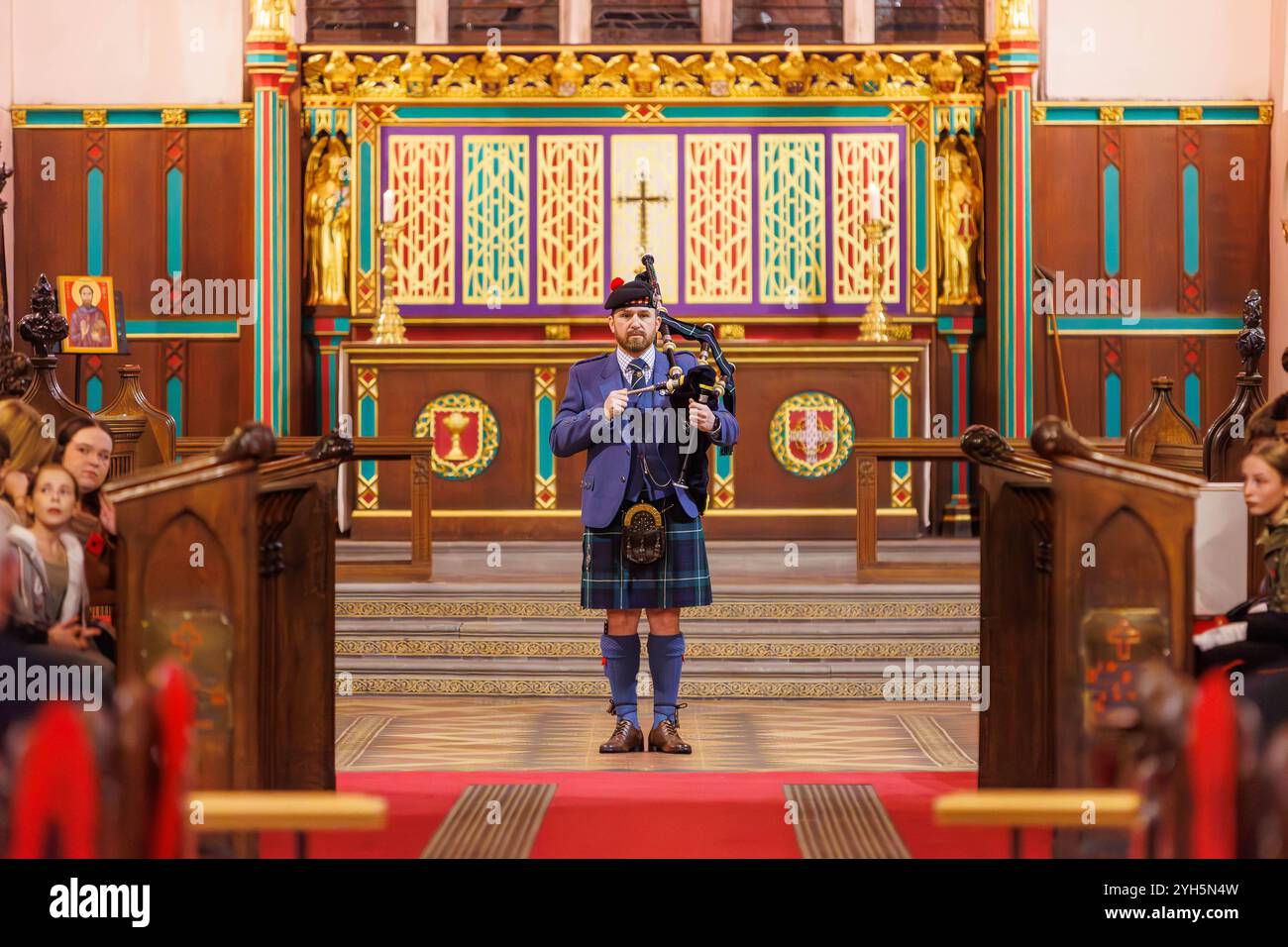 Warrington, Cheshire, Angleterre, Royaume-Uni. 09 novembre 2024. Le festival annuel du souvenir a lieu à l'intérieur de l'église paroissiale St Elphin. Ce fut une soirée pour se souvenir et honorer le service et le sacrifice de nos forces armées dans les conflits mondiaux. Un seul joueur de cornemuse se tient à l'avant de l'église avant de jouer la lamentation des soldats, fleurs de la forêt. Crédit : John Hopkins/Alamy Live News Banque D'Images