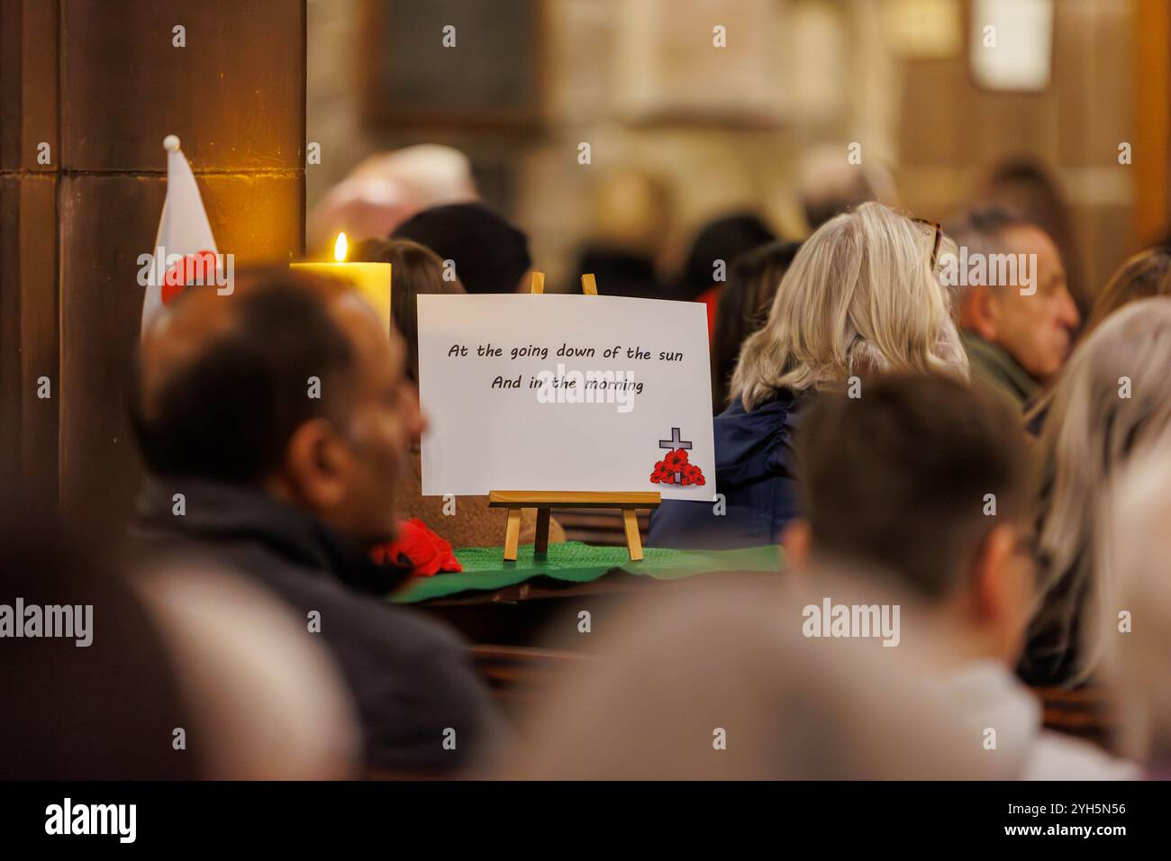 Warrington, Cheshire, Angleterre, Royaume-Uni. 09 novembre 2024. Le festival annuel du souvenir a lieu à l'intérieur de l'église paroissiale St Elphin. Ce fut une soirée pour se souvenir et honorer le service et le sacrifice de nos forces armées dans les conflits mondiaux. Un panneau sur un petit chevalet se trouve parmi les foules à l'intérieur de l'église citant «au coucher du soleil et le matin». Crédit : John Hopkins/Alamy Live News Banque D'Images