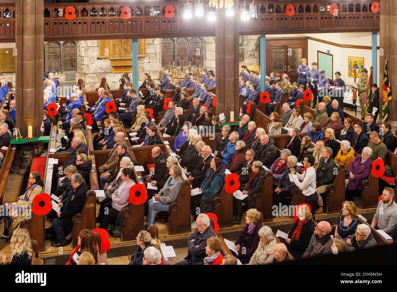 Warrington, Cheshire, Angleterre, Royaume-Uni. 09 novembre 2024. Le festival annuel du souvenir a lieu à l'intérieur de l'église paroissiale St Elphin. Ce fut une soirée pour se souvenir et honorer le service et le sacrifice de nos forces armées dans les conflits mondiaux. L'église était complètement pleine pour le service. Crédit : John Hopkins/Alamy Live News Banque D'Images