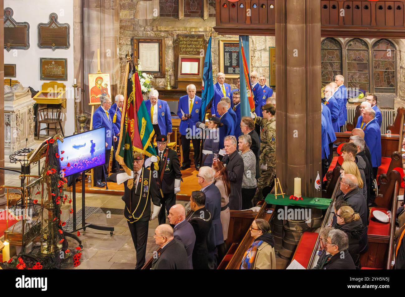 Warrington, Cheshire, Angleterre, Royaume-Uni. 09 novembre 2024. Le festival annuel du souvenir a lieu à l'intérieur de l'église paroissiale St Elphin. Ce fut une soirée pour se souvenir et honorer le service et le sacrifice de nos forces armées dans les conflits mondiaux. Un défilé d'étalons a été effectué par des cadets et d'anciens militaires. Crédit : John Hopkins/Alamy Live News Banque D'Images