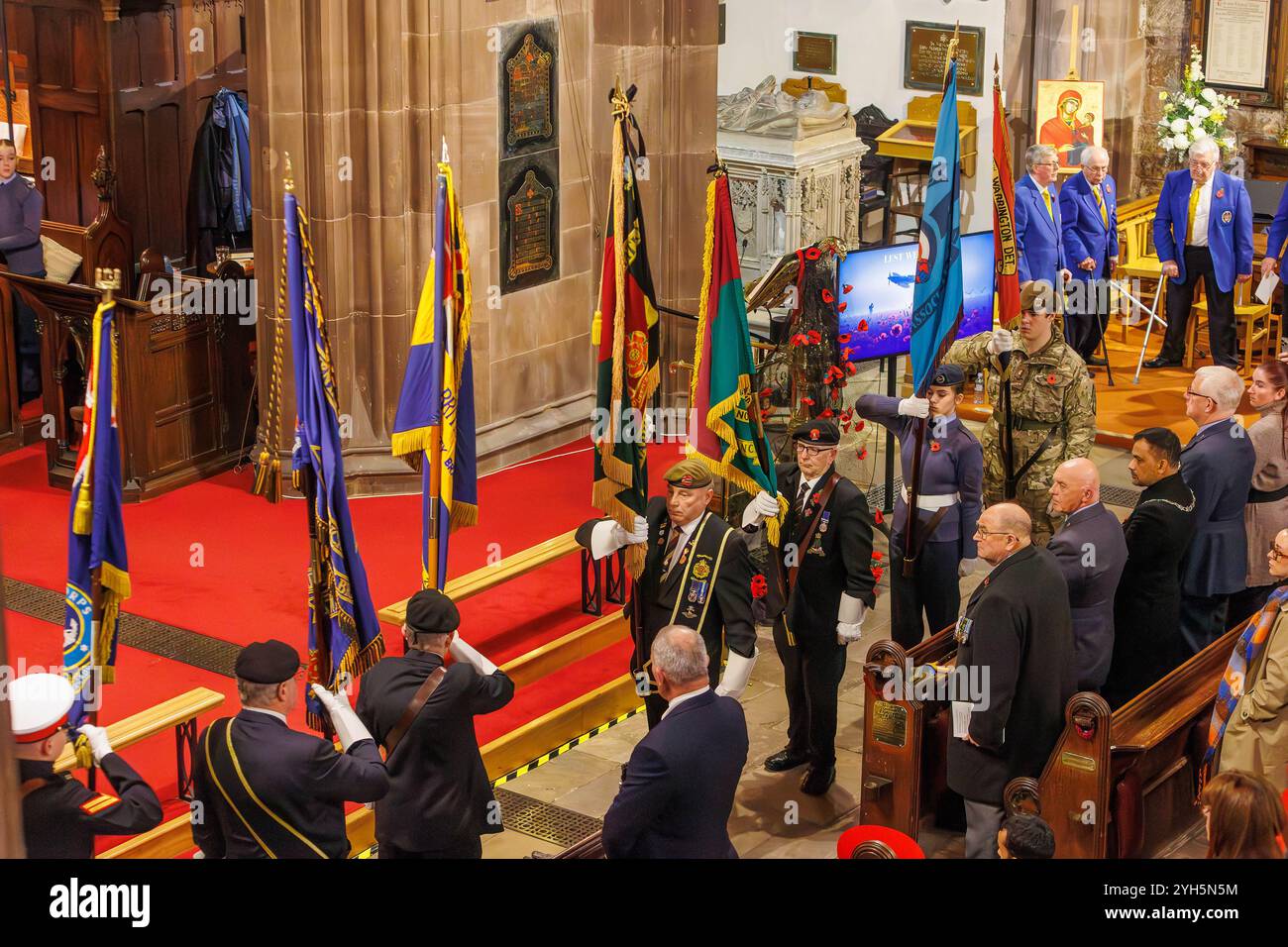 Warrington, Cheshire, Angleterre, Royaume-Uni. 09 novembre 2024. Le festival annuel du souvenir a lieu à l'intérieur de l'église paroissiale St Elphin. Ce fut une soirée pour se souvenir et honorer le service et le sacrifice de nos forces armées dans les conflits mondiaux. Un défilé d'étalons a été effectué par des cadets et d'anciens militaires. Crédit : John Hopkins/Alamy Live News Banque D'Images