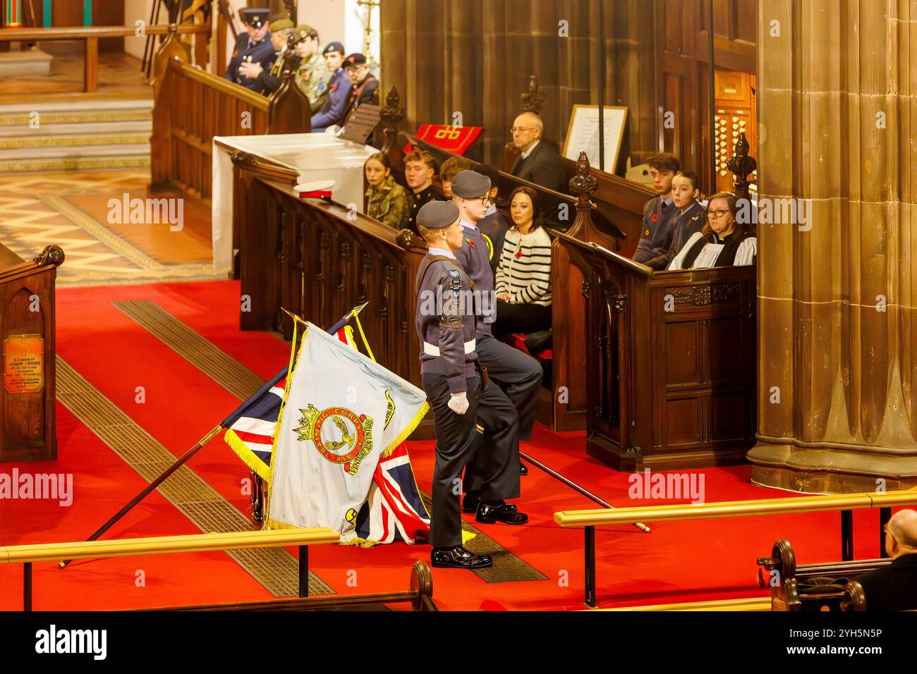 Warrington, Cheshire, Angleterre, Royaume-Uni. 09 novembre 2024. Le festival annuel du souvenir a lieu à l'intérieur de l'église paroissiale St Elphin. Ce fut une soirée pour se souvenir et honorer le service et le sacrifice de nos forces armées dans les conflits mondiaux. Les cadets du Royal Air Force Air Cadets 1330 (Warrington) Squadron s'éloignent de la cérémonie de la tête de tambour. Crédit : John Hopkins/Alamy Live News Banque D'Images