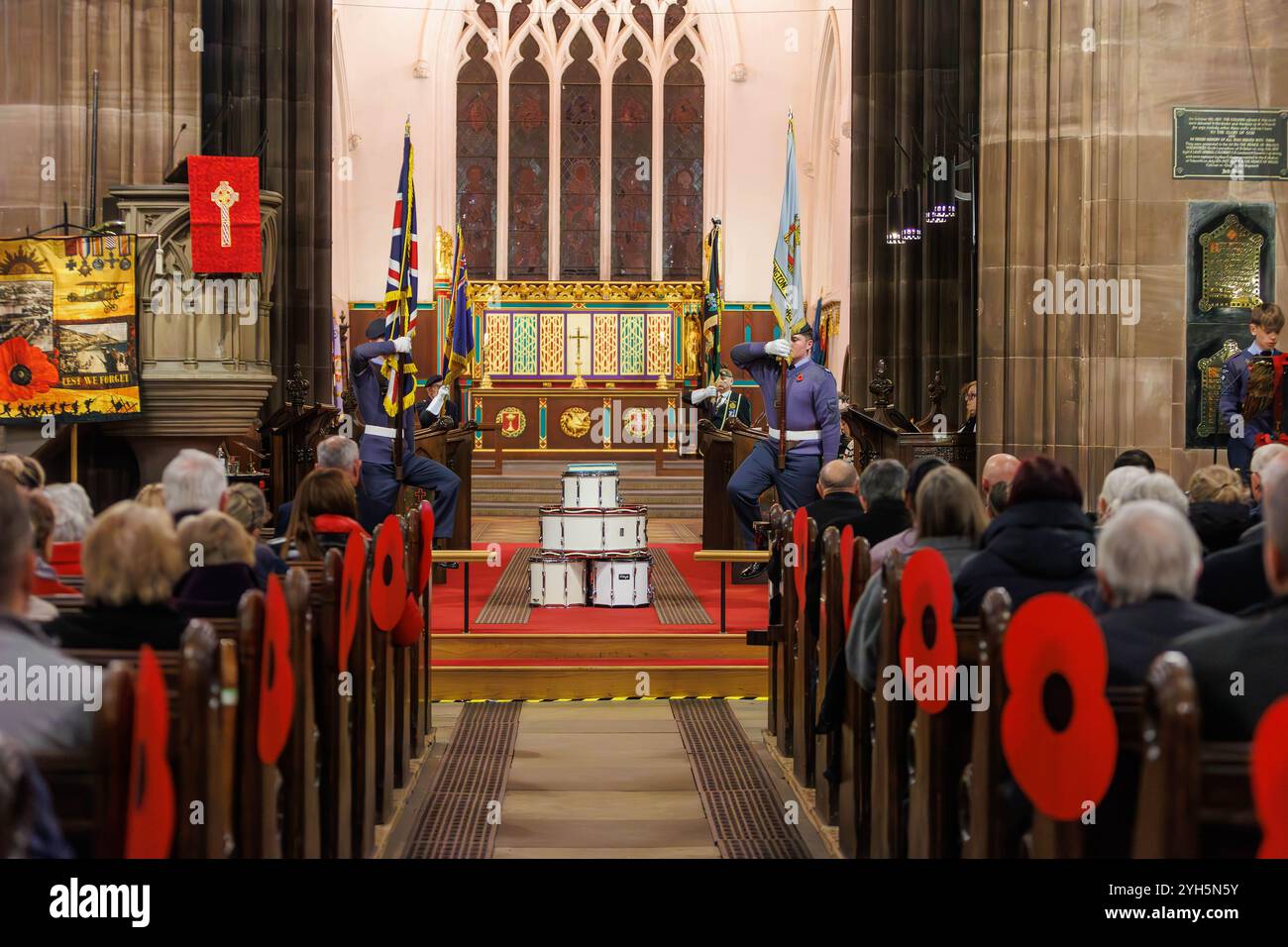 Warrington, Cheshire, Angleterre, Royaume-Uni. 09 novembre 2024. Le festival annuel du souvenir a lieu à l'intérieur de l'église paroissiale St Elphin. Ce fut une soirée pour se souvenir et honorer le service et le sacrifice de nos forces armées dans les conflits mondiaux. Les standards sont tenus sur le côté pendant la cérémonie de la tête de tambour. Crédit : John Hopkins/Alamy Live News Banque D'Images