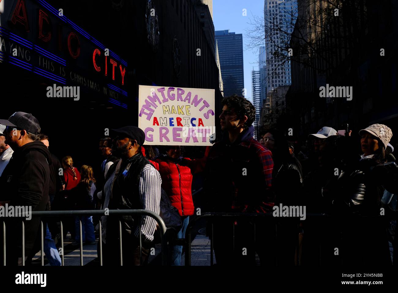 New York City, NY, États-Unis. 9 novembre 2024. Des centaines de New-Yorkais ont protesté contre la déportation de masse le 9 novembre 2024 crédit : Katie Godowski/Media Punch/Alamy Live News Banque D'Images