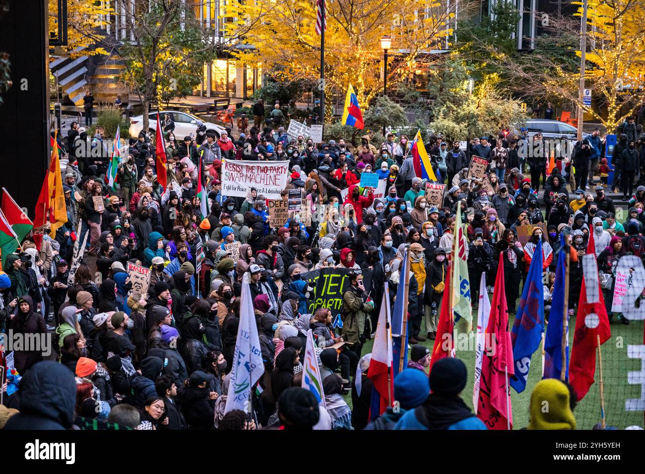 Seattle, États-Unis. 8 octobre 2024. Les manifestants descendent sur le Seattle Center à la Space Needle pour le rassemblement de masse et la marche pour la Palestine. Les manifestants ont défilé de la Space Needle vers les sphères amazoniennes de South Lake Union, appelant à la fin de la guerre de Gaza. Le mouvement palestinien qui s'est développé dans le monde entier a été mécontent de la position des États-Unis sur le conflit en cours à Gaza. James Anderson/Alamy Live News Banque D'Images