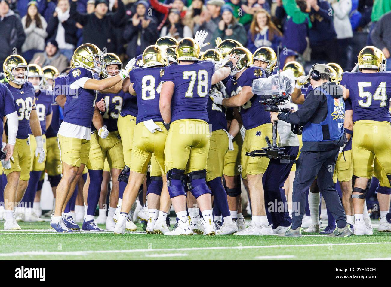 South Bend, Indiana, États-Unis. 09 novembre 2024. Les joueurs de notre Dame célèbrent le touchdown lors d'un match de football NCAA entre les Florida State Seminoles et les notre Dame Fighting Irish au notre Dame Stadium de South Bend, Indiana. John Mersits/CSM/Alamy Live News Banque D'Images