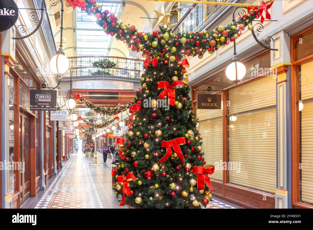 Arbres de Noël et décorations dans l'historique Adelaide Arcade, Rundell Mall, Adélaïde, Australie méridionale, Australie Banque D'Images