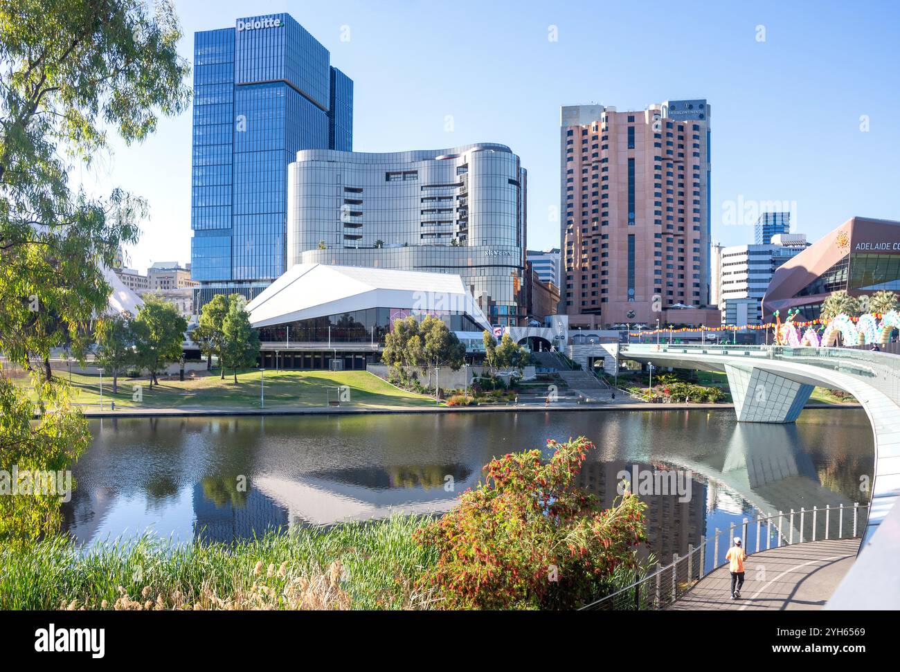 Vue sur la ville de l'autre côté de la rivière Torrens, Adélaïde, Australie méridionale, Australie Banque D'Images