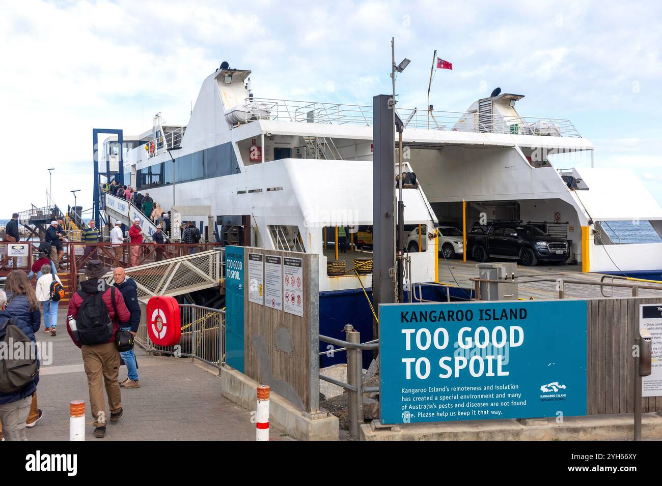Passagers embarquant sur Sealink Ferry, terminal de ferry Sealink, Cape Jervis, Australie méridionale, Australie Banque D'Images