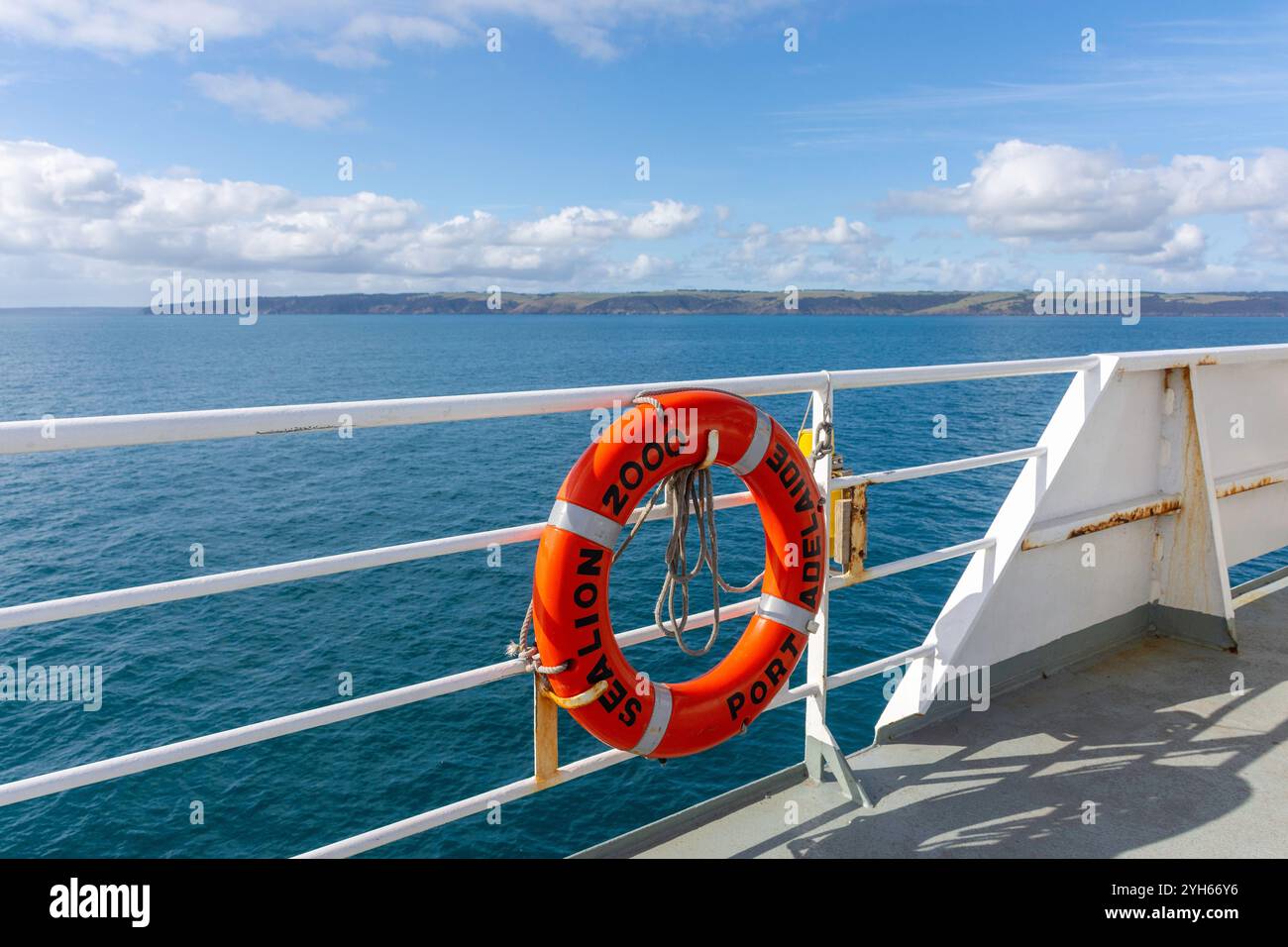 Vue de Kangaroo Island depuis le pont supérieur de Sealink Ferry, Cape Jervis, Australie méridionale, Australie Banque D'Images