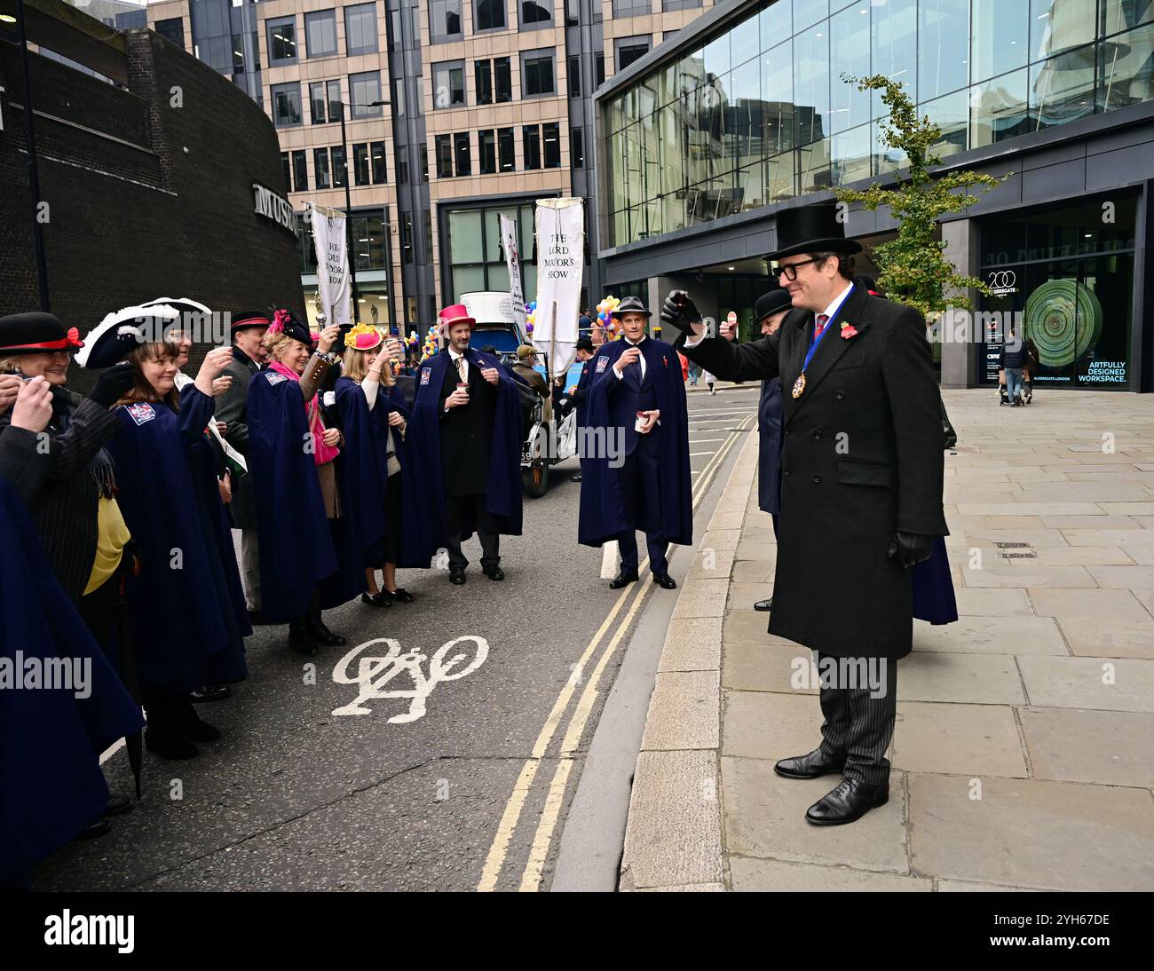 LONDRES, ROYAUME-UNI. 9 novembre 2024. Le maître, M. Jeremy Bedford et ses deux filles au défilé de la Worshipful Company of Feltmakers, Zunft zur Waag, et le ZURICH City police Band assistent au défilé Lord Mayor's Show en 2024 à Londres, au Royaume-Uni. (Photo de 李世惠/Voir Li/Picture Capital) crédit : Voir Li/Picture Capital/Alamy Live News Banque D'Images