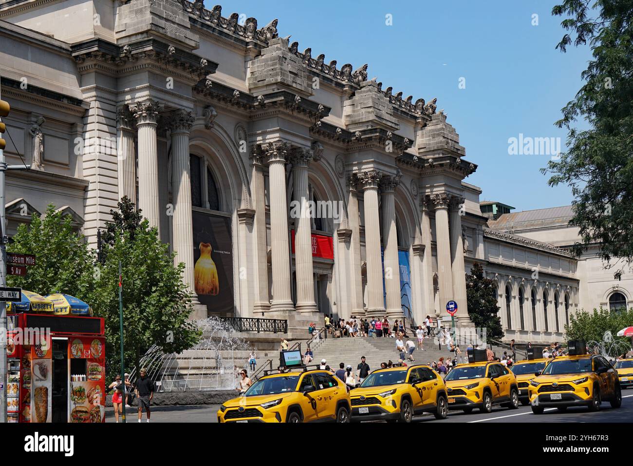New York, NY - 26 août 2024 : circulation très fréquentée avec taxis devant le Metropolitan Museum Banque D'Images