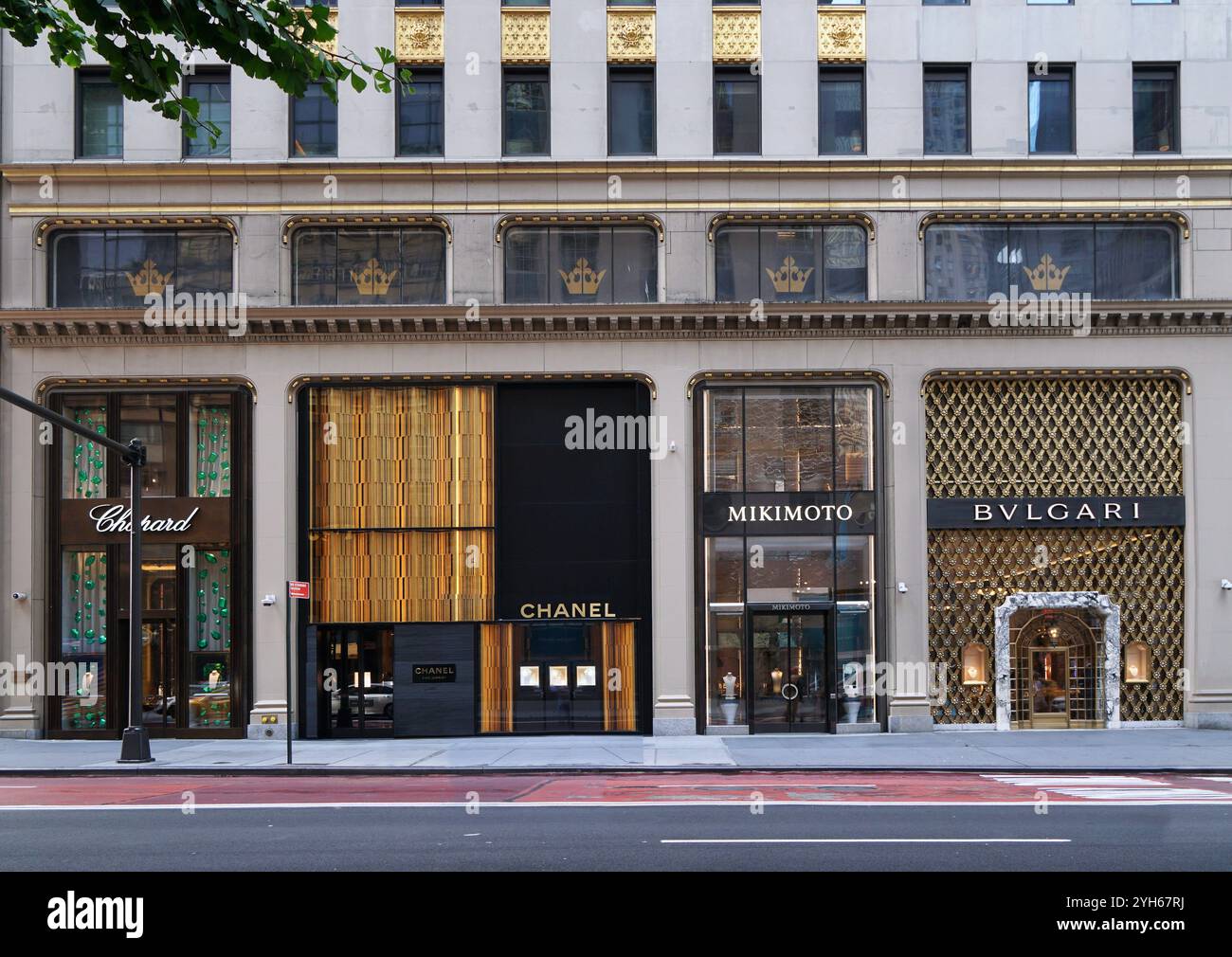 New York, NY - 26 août 2024 : Fifth Avenue à Manhattan est bien connue pour ses magasins de détail de marque de luxe Banque D'Images