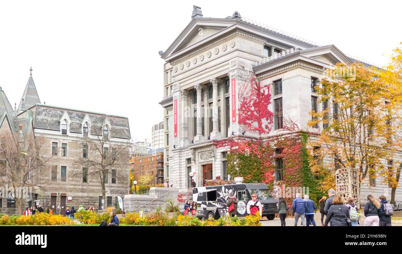 Montréal, Québec Canada - Oct 27 2024 : vue latérale de la façade d'un bâtiment historique de l'université McGill avec de grandes colonnes et un grand escalier. Banque D'Images