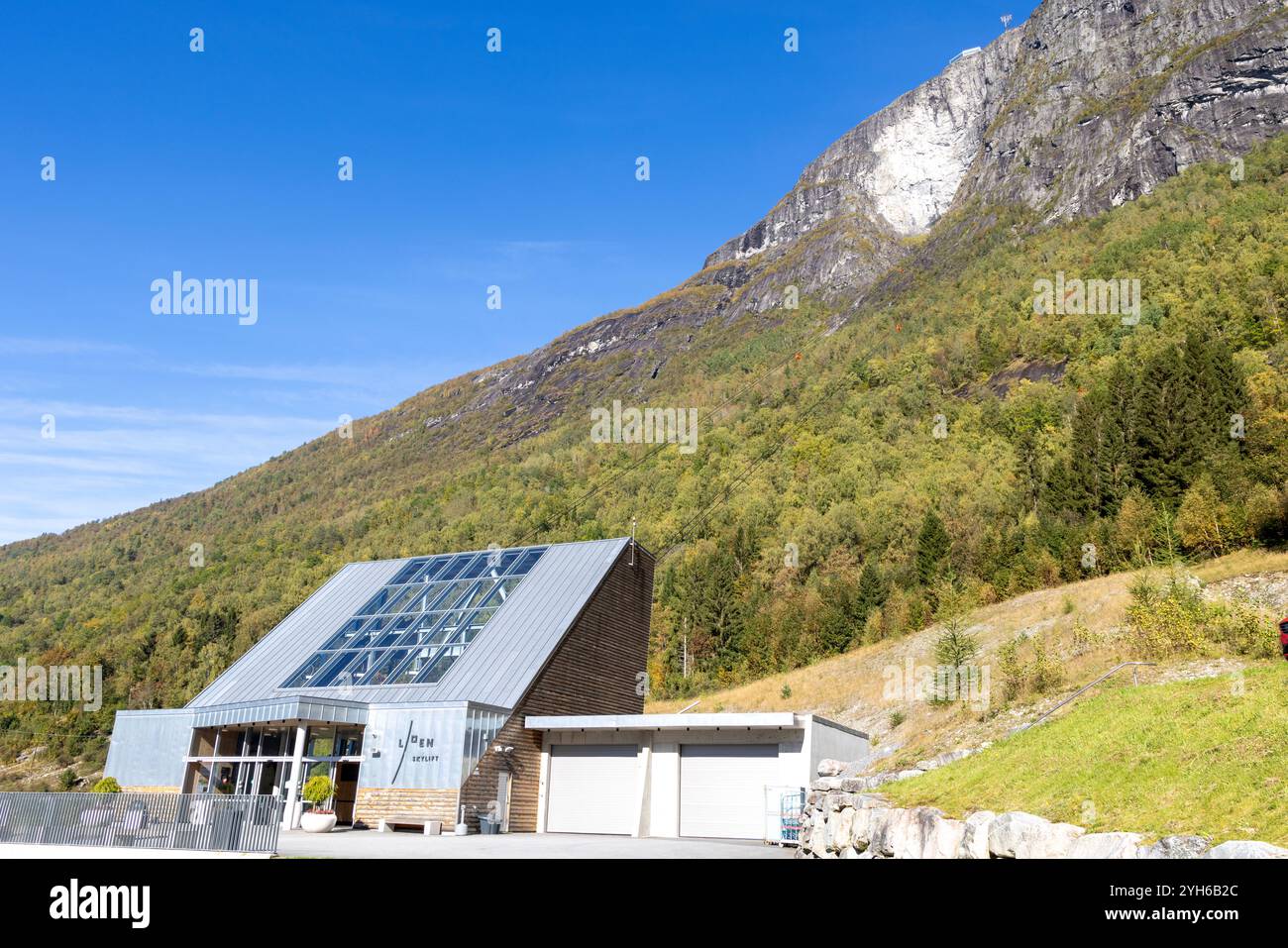 Entrée au téléphérique de Loen, un téléphérique qui monte les gens au sommet du Mont Haven offrant une vue spectaculaire sur la vallée de Loen et le nordfjord Banque D'Images