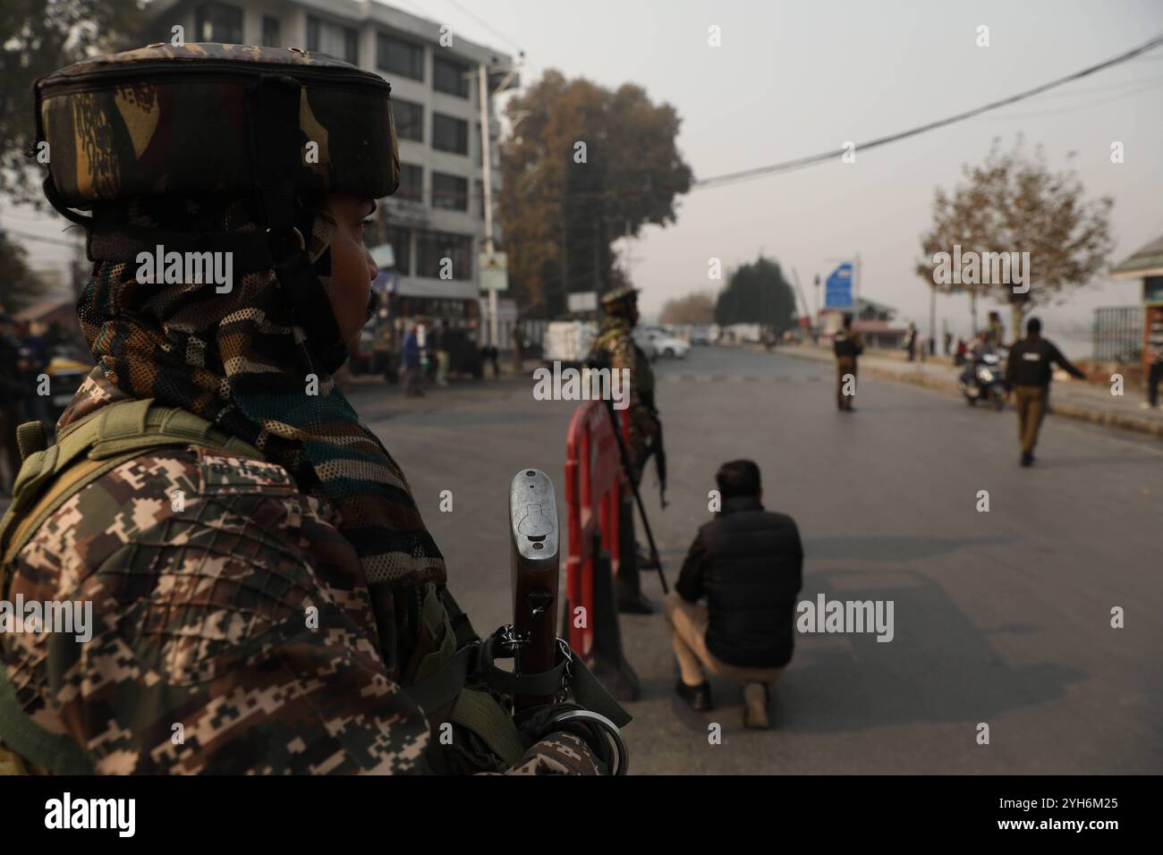 Affrontements entre militants et forces de sécurité indiennes à Srinagar, en Inde le personnel de sécurité indienne a effectué un contrôle à la suite d'une rencontre qui a éclaté entre les forces de sécurité indiennes et des militants dans la banlieue de Srinagar, en Inde, le 10 novembre 2024. Une intense fusillade a éclaté à la périphérie de Srinagar tôt le dimanche 10 novembre 2024, après que les forces de sécurité se sont arrêtées sur un groupe de militants se cachant dans une zone boisée. Suite à des rapports des services de renseignement, le personnel de sécurité a mené une opération de bouclage et de fouille, encerclant les militants qui ont riposté par de violents tirs. Cela a conduit à un exc. Prolongé Banque D'Images