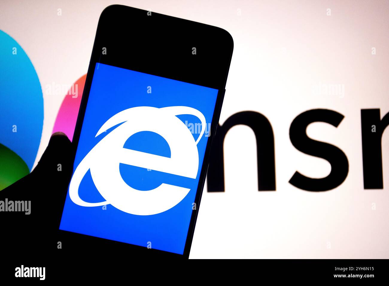 Inde. 08 novembre 2024. Dans cette illustration photo, un logo Internet Explorer vu affiché sur un smartphone avec un logo MSN en arrière-plan. (Photo par Avishek Das/SOPA images/SIPA USA) *** strictement à des fins d'actualités éditoriales *** crédit : SIPA USA/Alamy Live News Banque D'Images