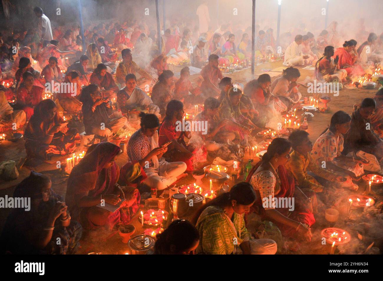 Festival rituel de Rakher Upobash au Bangladesh les dévots hindous s'assoient ensemble pour le festival Rakher Upobash dans le temple de Loknath. Lokenath Brahmachari, appelé Baba Lokenath, était un saint hindou du 18ème siècle et philosophe au Bengale. Le 9 novembre 2024 à Sylhet, Bangladesh. Sylhet Sylhet Bangladesh Copyright : xMdxRafayatxHaquexKhanx Banque D'Images