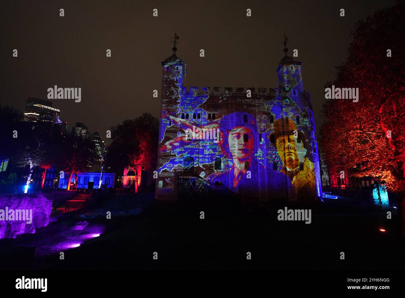 La princesse Elizabeth et Winston Churchill sont représentés lors du 'Poppy Fields at the Tower', un spectacle son et lumière sur la période du souvenir à la Tour de Londres. Historic Royal Palaces s’est associé à Luxmuralis pour présenter une installation qui emmènera les visiteurs dans un voyage à travers des projections sonores et lumineuses spécialement créées. Les projections présenteront des œuvres d’art reflétant la première Guerre mondiale et la seconde Guerre mondiale qui transformeront l’architecture des bâtiments emblématiques de la Tour. Date de la photo : samedi 9 novembre 2024. Banque D'Images