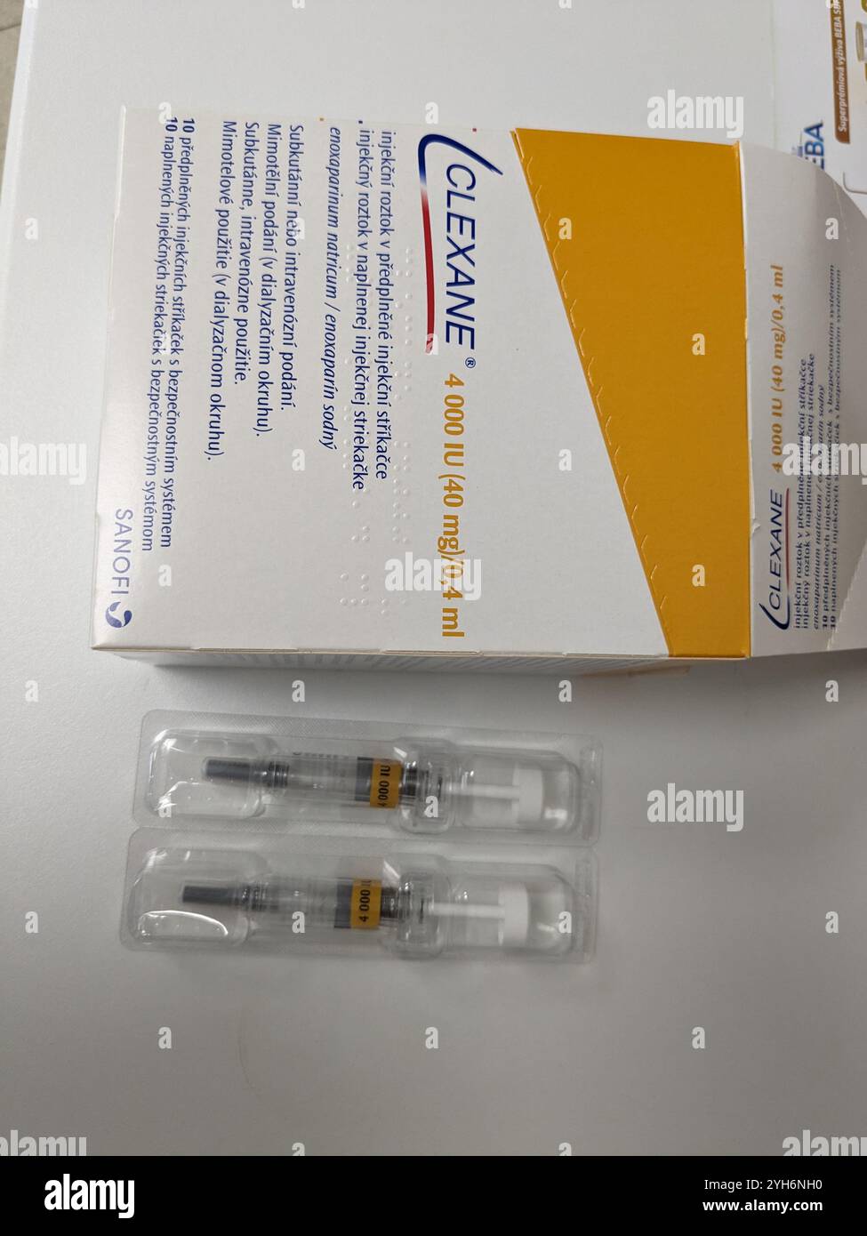 Prague, République Tchèque - 10 juillet 2024 : boîte de CLEXANE contenant le principe actif ÉNOXAPARINE SODIQUE DE SANOFI, utilisé en prévention et en traitement Banque D'Images