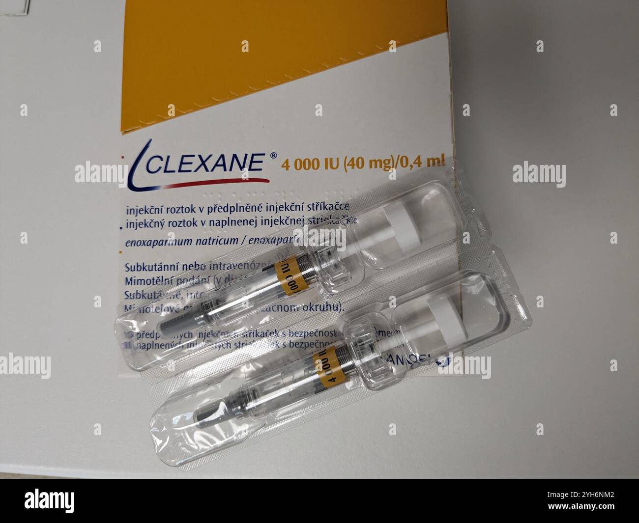 Prague, République Tchèque - 10 juillet 2024 : boîte de CLEXANE contenant le principe actif ÉNOXAPARINE SODIQUE DE SANOFI, utilisé en prévention et en traitement Banque D'Images