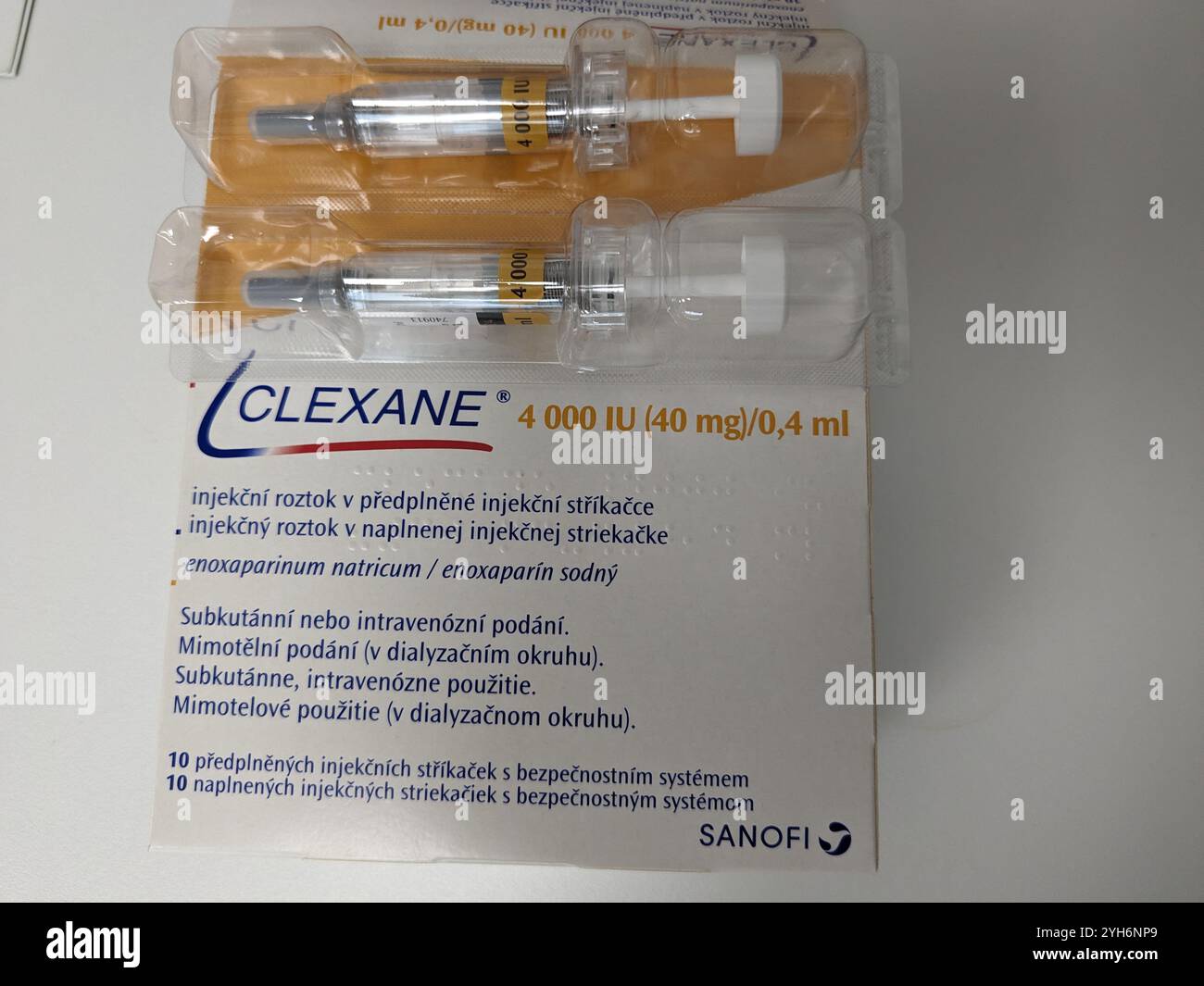 Prague, République Tchèque - 10 juillet 2024 : boîte de CLEXANE contenant le principe actif ÉNOXAPARINE SODIQUE DE SANOFI, utilisé en prévention et en traitement Banque D'Images