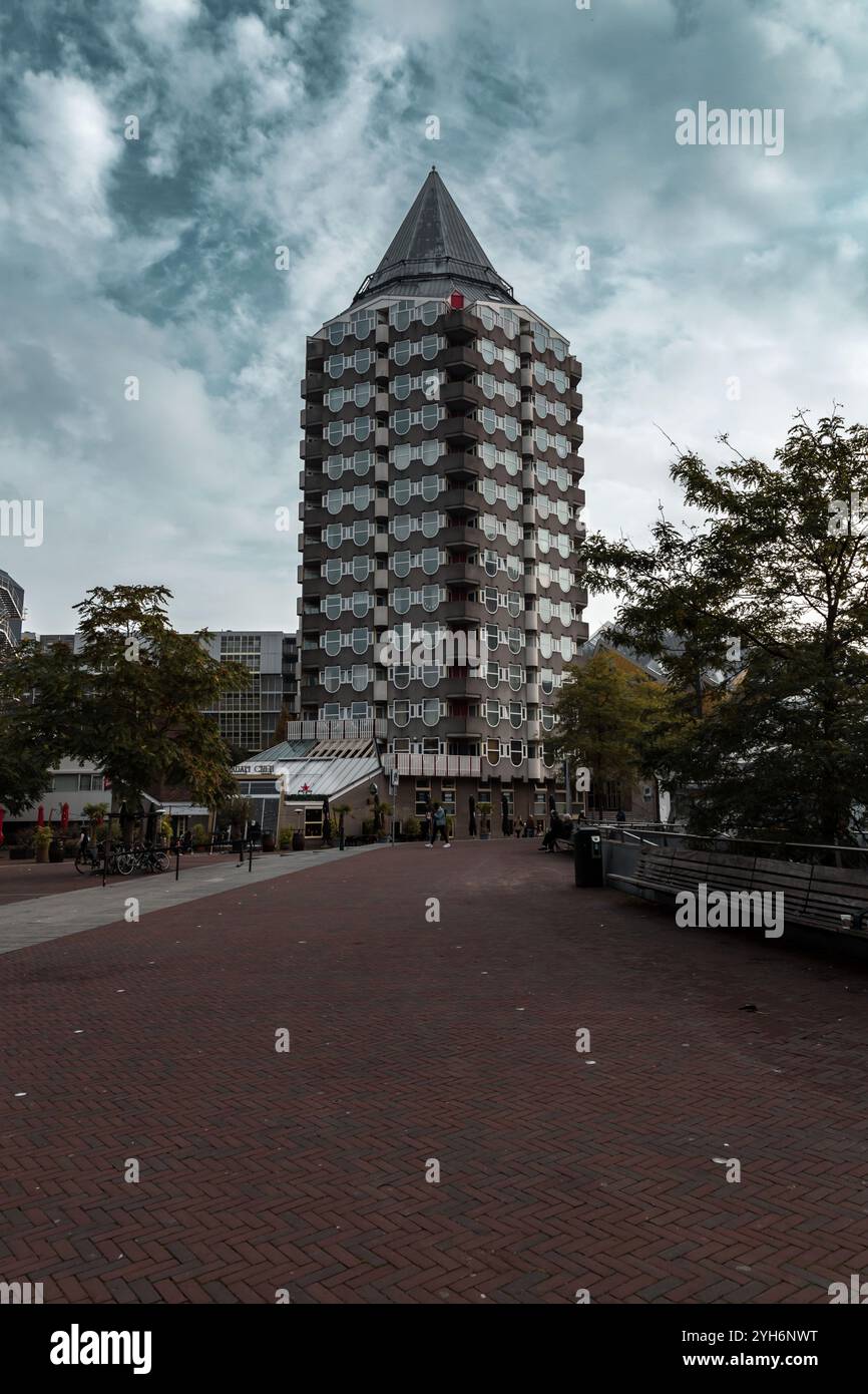 Rotterdam, NL - OCT 10, 2021: Le Blaaktoren est une tour résidentielle sur le Binnenrotte près du Blaak à Rotterdam. Le bâtiment est surnommé le Penc Banque D'Images