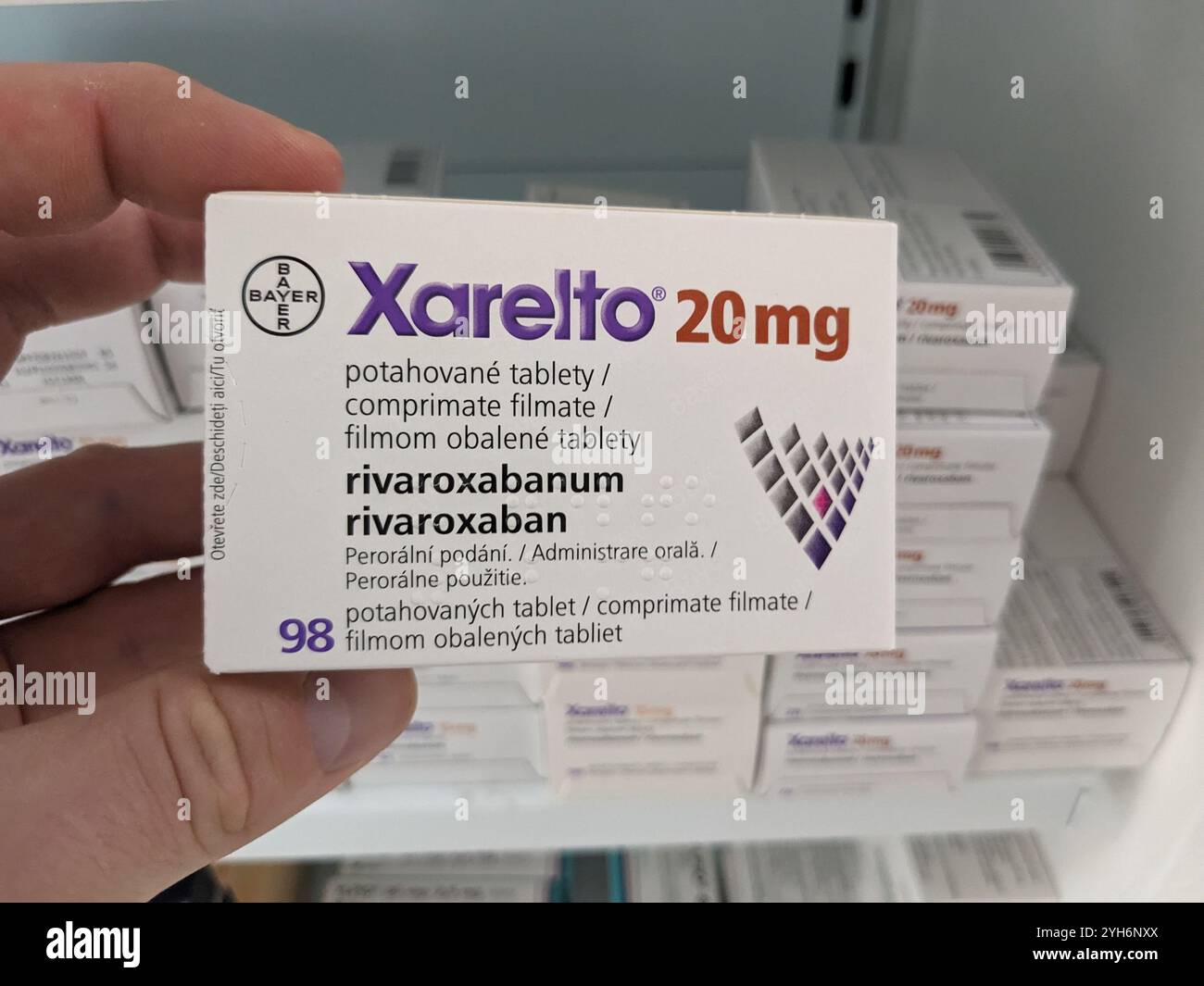 XARELTO boîte de comprimés avec le principe actif RIVAROXABAN de BAYER, utilisé pour la prévention et le traitement des caillots sanguins et des accidents vasculaires cérébraux. Banque D'Images