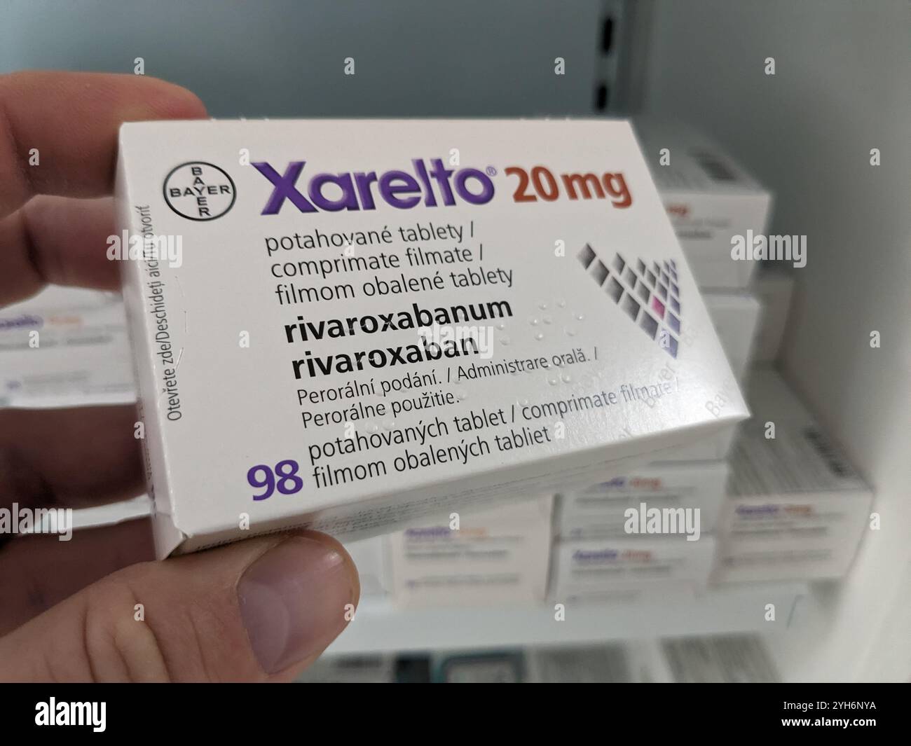 XARELTO boîte de comprimés avec le principe actif RIVAROXABAN de BAYER, utilisé pour la prévention et le traitement des caillots sanguins et des accidents vasculaires cérébraux. Banque D'Images