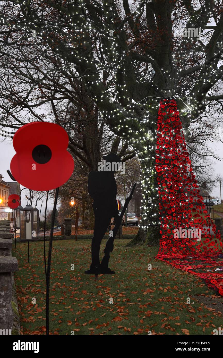 Middleton-in-Teesdale, Comté de Durham, Royaume-Uni. 10 novembre 2024. Dimanche du souvenir. Dans la demi-obscurité d'un matin gris froid de novembre, les silhouettes de soldats se dressent sentinelles au-dessus du mémorial de guerre de Middleton-in-Teesdale le dimanche du souvenir. Crédit : David Forster/Alamy Live News Banque D'Images