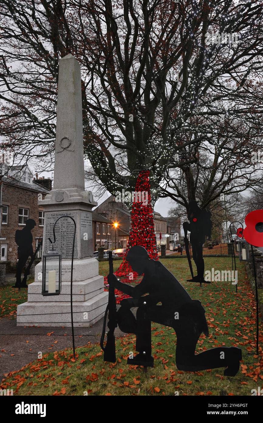 Middleton-in-Teesdale, Comté de Durham, Royaume-Uni. 10 novembre 2024. Dimanche du souvenir. Dans la demi-obscurité d'un matin gris froid de novembre, les silhouettes de soldats se dressent sentinelles au-dessus du mémorial de guerre de Middleton-in-Teesdale le dimanche du souvenir. Crédit : David Forster/Alamy Live News Banque D'Images