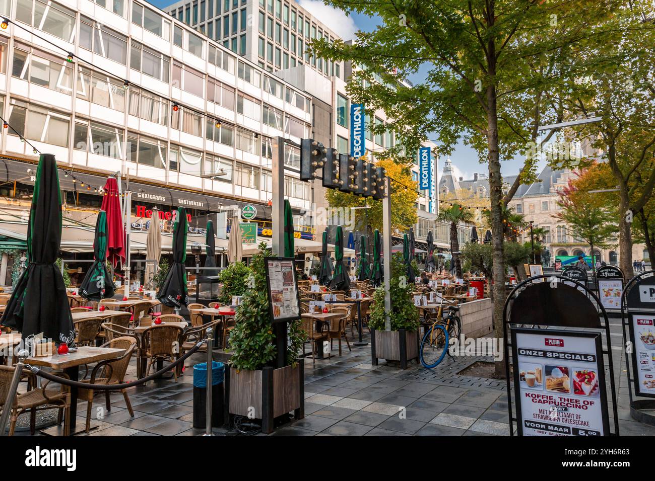 Rotterdam, pays-Bas - 10 octobre 2021 : le Lijnbaan est la principale rue commerçante de Rotterdam. Il a été ouvert en 1953. Banque D'Images