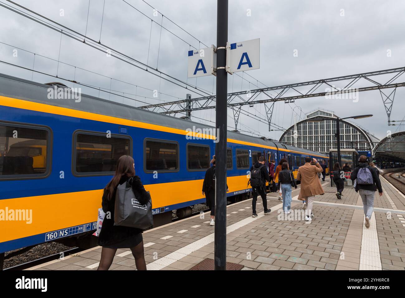 Amsterdam, NL, 10 OCT 2021 : la gare centrale d'Amsterdam est la plus grande gare ferroviaire d'Amsterdam, Hollande du Nord, pays-Bas. Banque D'Images